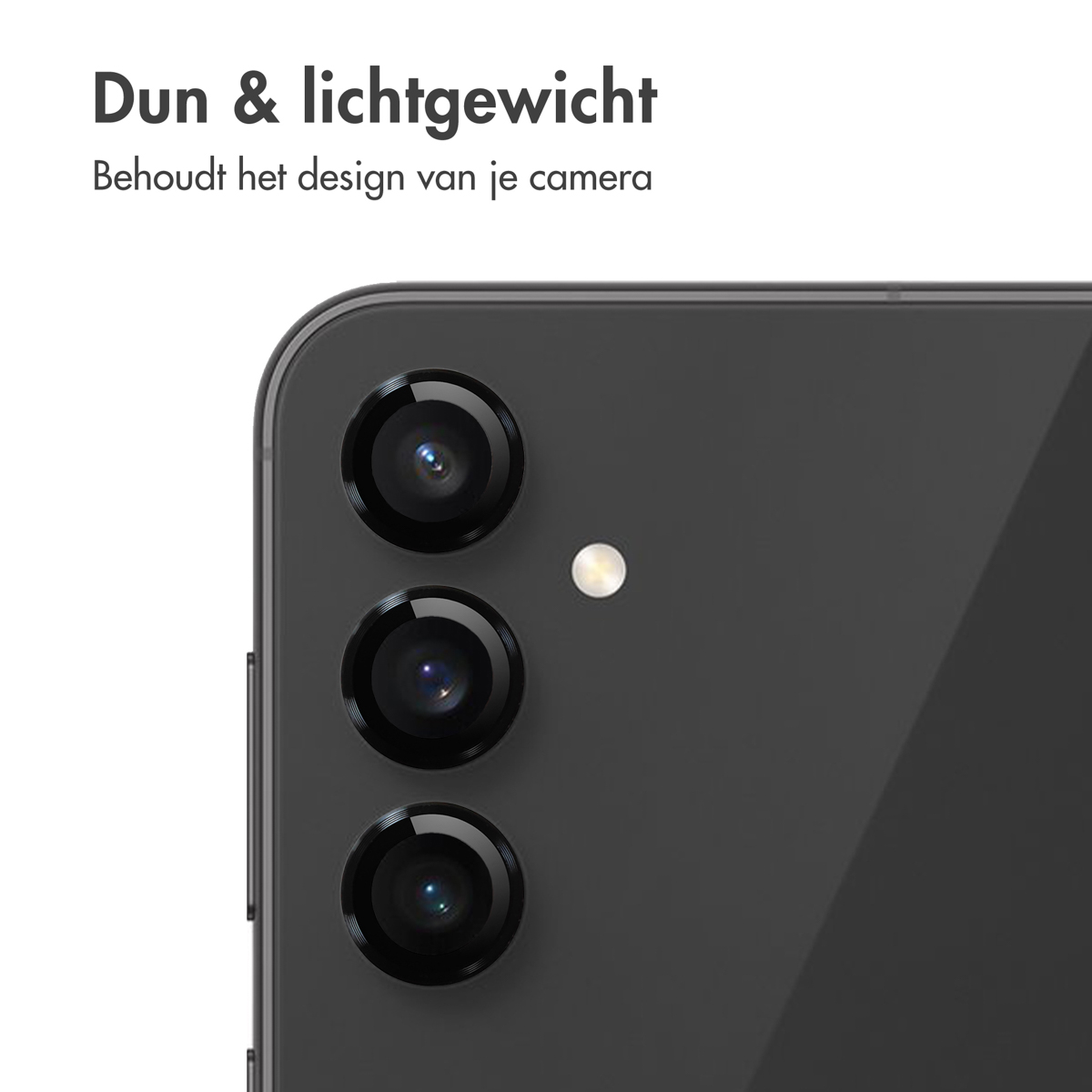 Gros plan sur les lentilles de l'appareil photo du téléphone. Trois lentilles, noires, avec texte au-dessus : Dun & lichtgewicht.