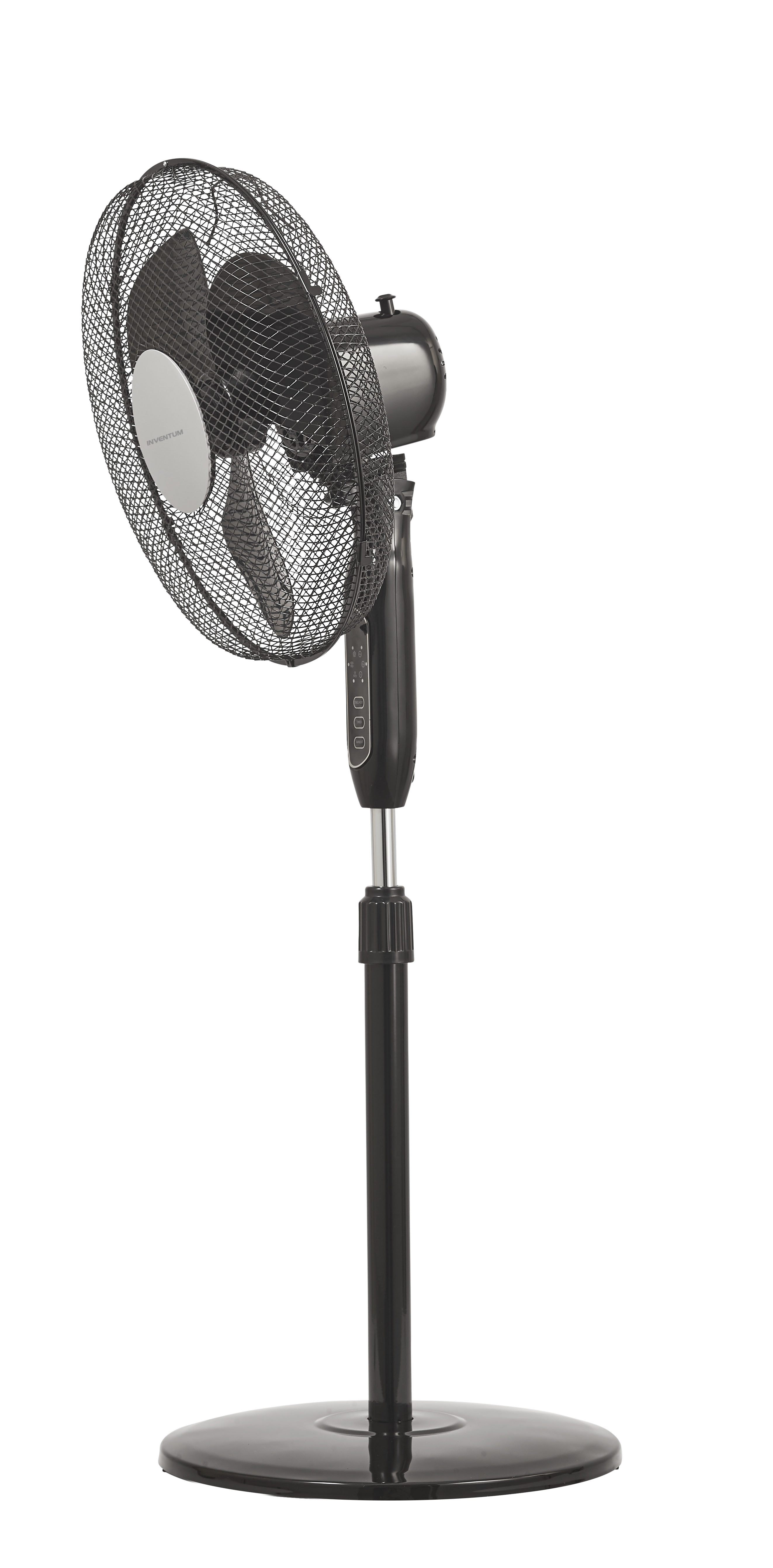 Un ventilateur sur pied noir avec une grille en maille. Il est incliné vers la droite.