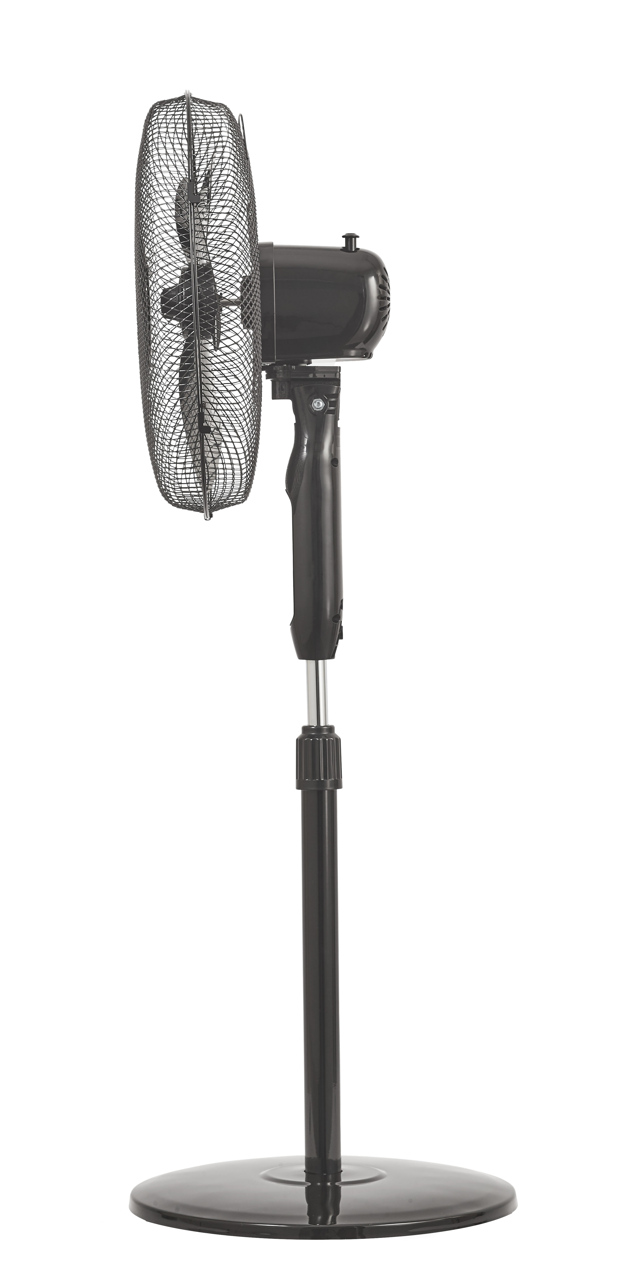 Ventilateur sur pied noir avec grille métallique, base et hauteur réglable, sur fond blanc.