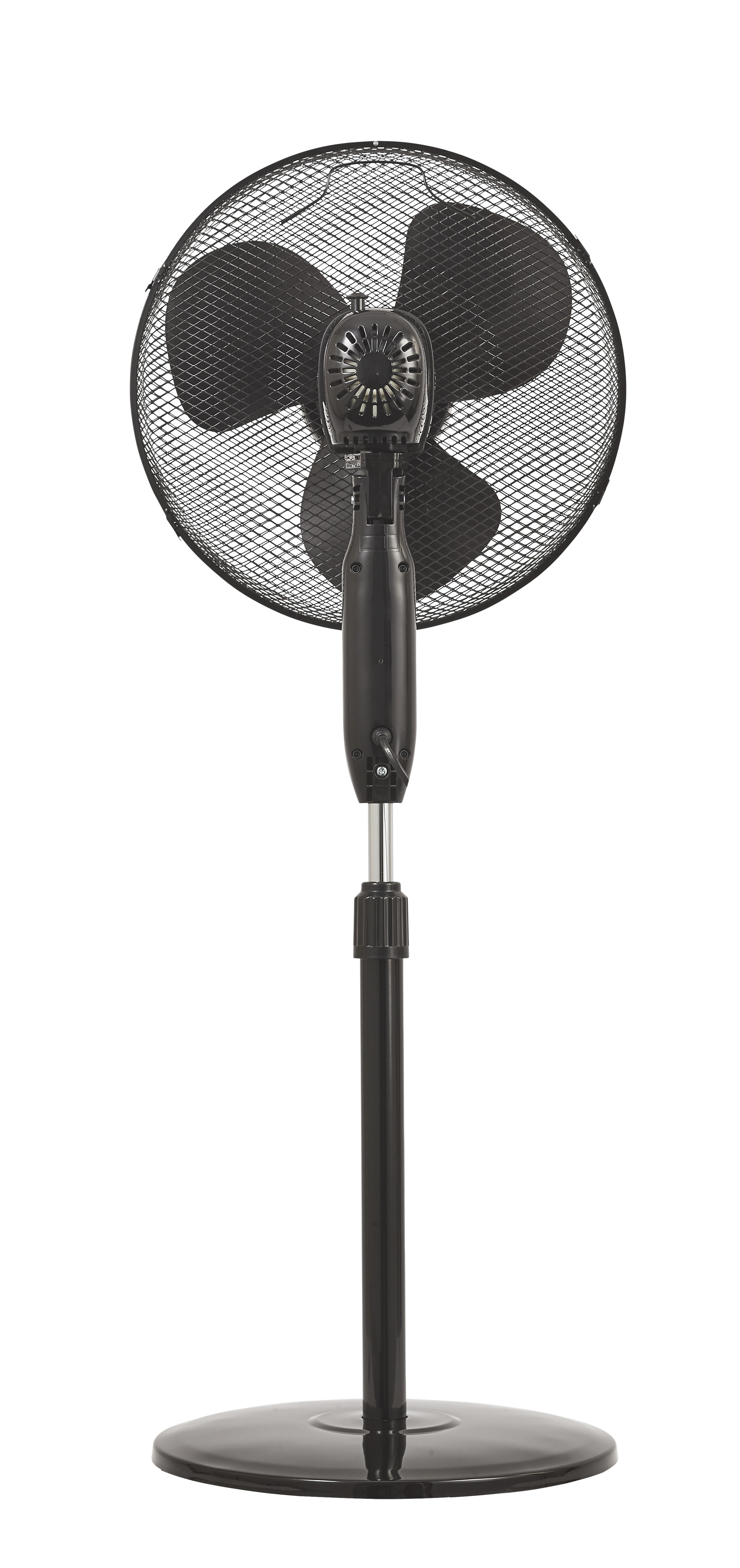 Un ventilateur sur pied noir. Il a trois pales. La base est noire. Le cadre a un filet de protection.