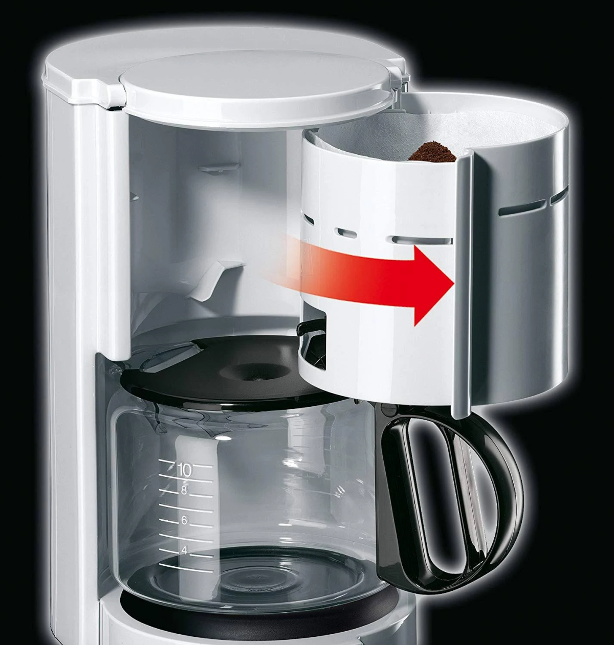 Ekspres do kawy z wkładanym filtrem, filtr jest biały i zawiera fusy z kawy.