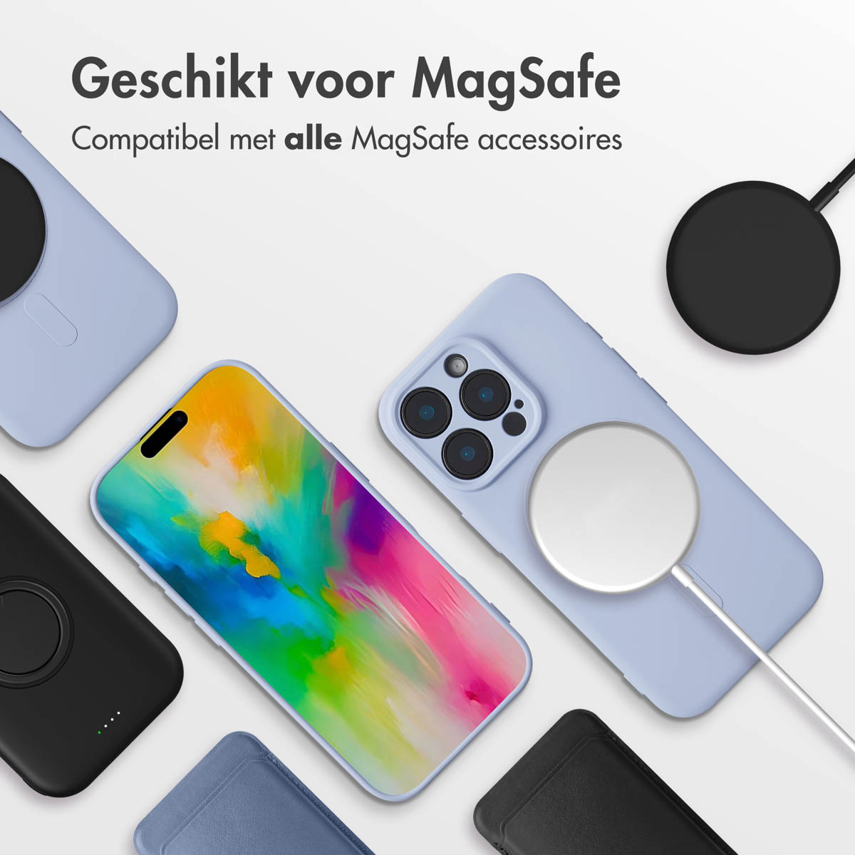 Een telefoon en accessoires op een wit oppervlak. Tekst: geschikt voor MagSafe, compatibel met alle MagSafe-accessoires.