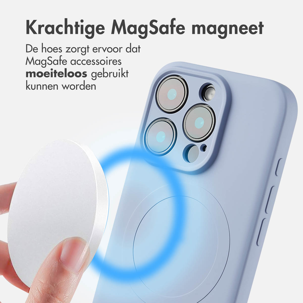 Een telefoonhoesje met een blauwe hoes en een wit accessoire bevestigd. De tekst zegt MagSafe-magneet.