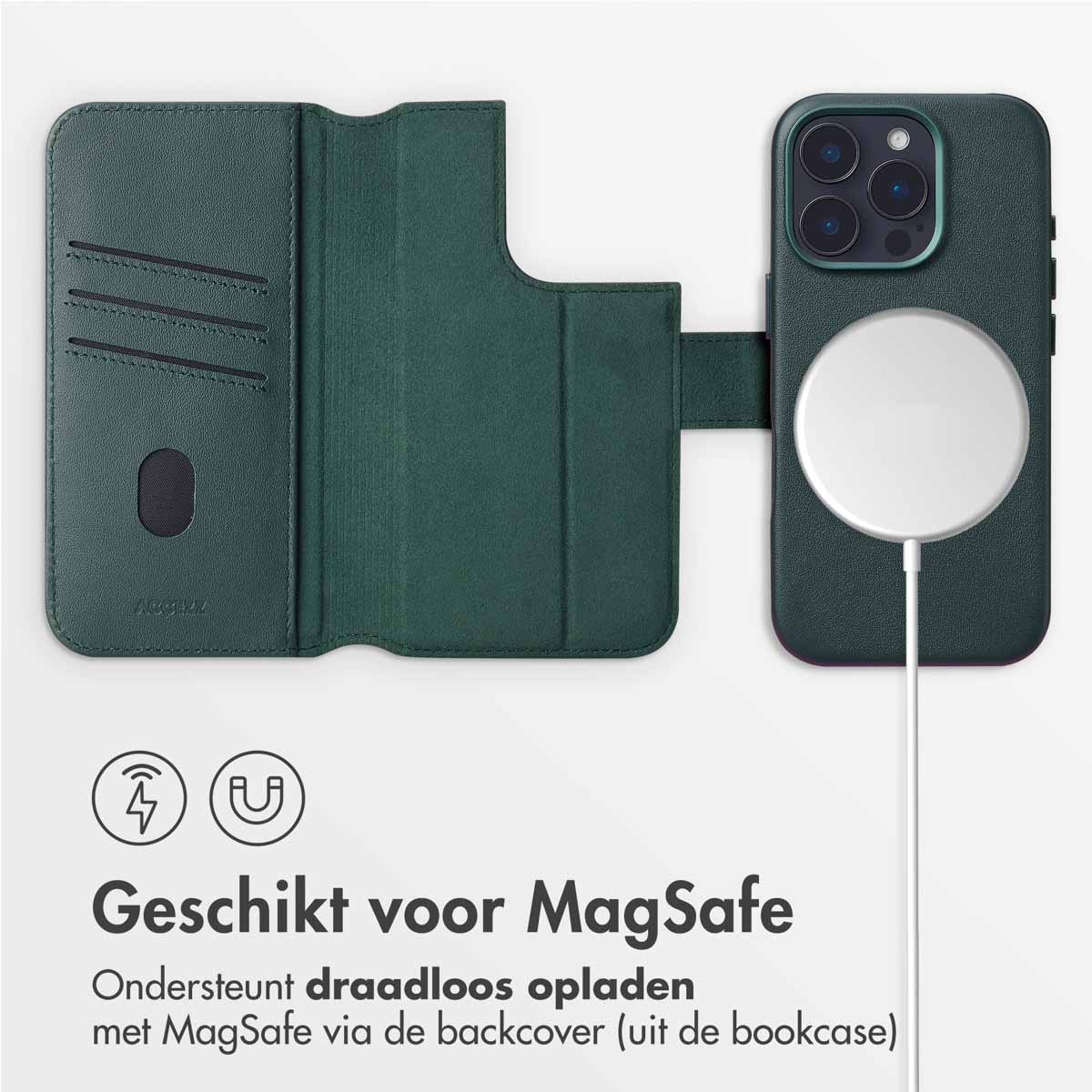 Groene telefoonhoes met een portemonnee. Een witte MagSafe-oplader is aangesloten op de telefoon.