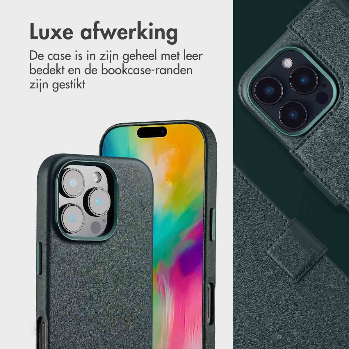 Een donkergroene telefoonhoes met een leerachtige textuur, op een donkere achtergrond.