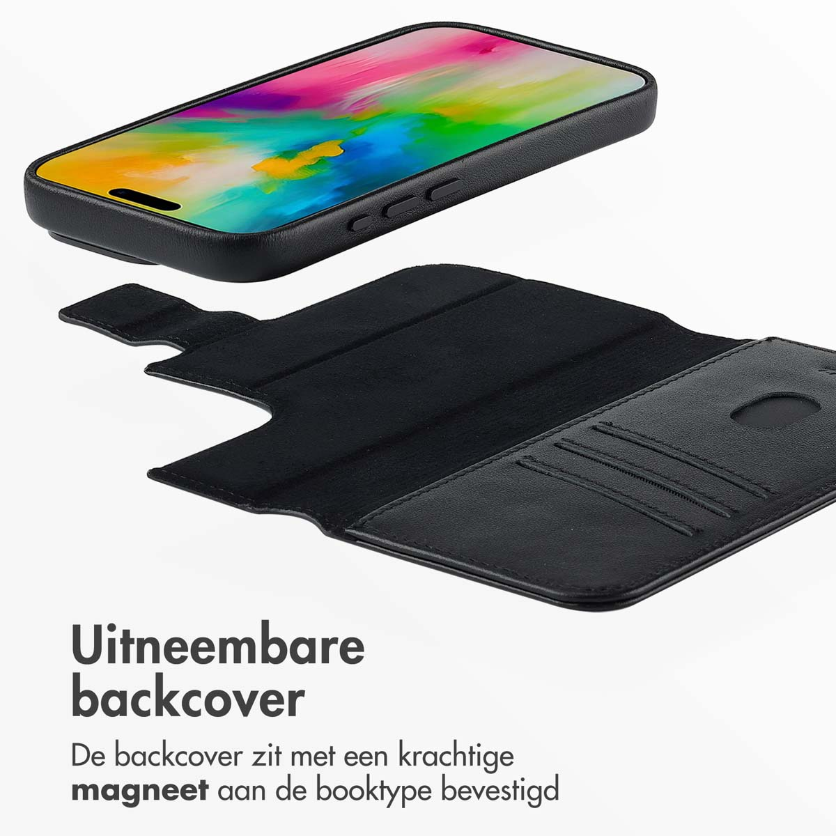 Zwarte leren telefoonhoes, open. Telefoon is zichtbaar. De achtergrond heeft tekst in het Nederlands.