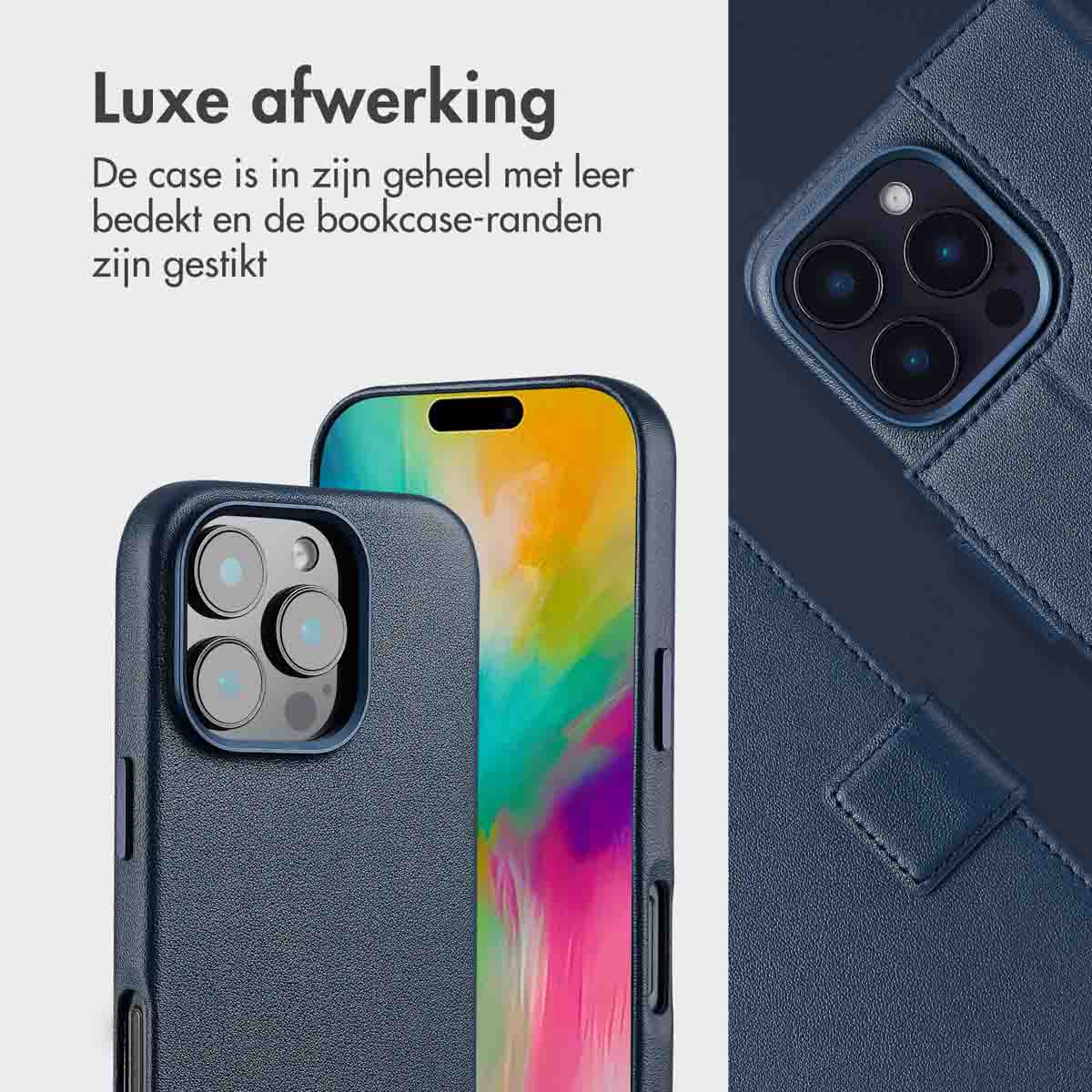 Twee telefoonhoesjes met een donkerblauwe, leerachtige textuur, geplaatst op een blauw oppervlak.