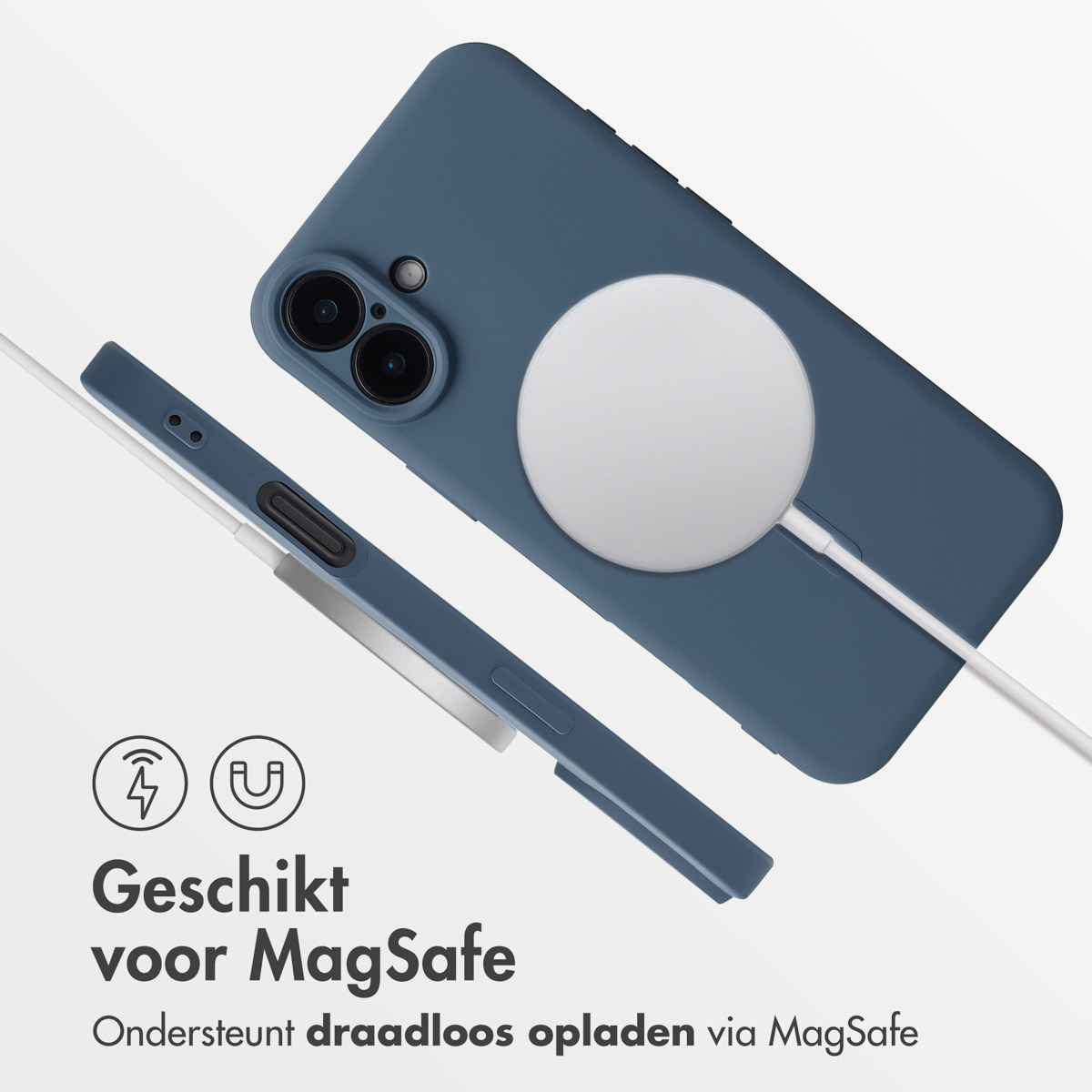 Een blauwe telefoonhoes en een witte MagSafe-oplader met een witte kabel.