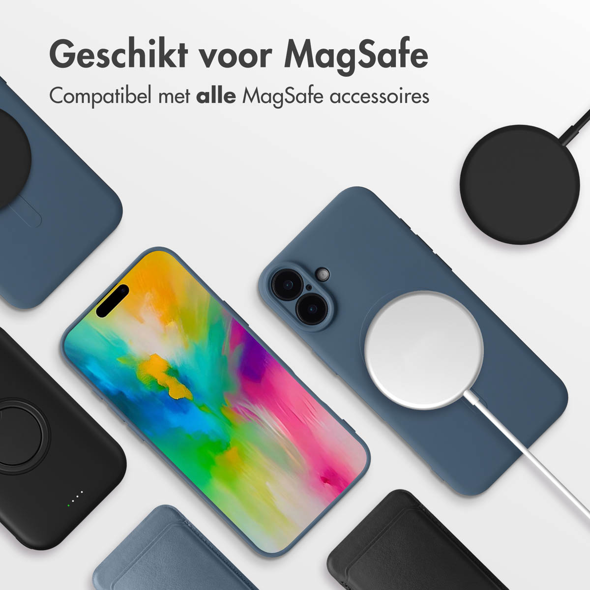 Verscheidenheid aan telefoons, hoesjes en opladers. Tekst zegt compatibel met MagSafe-accessoires.