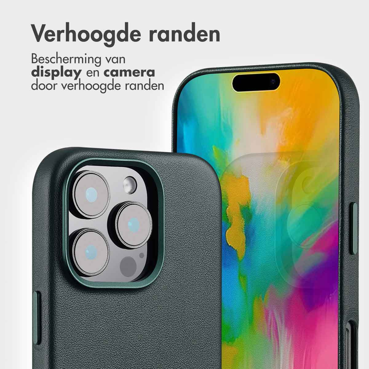 Close-up van een donkergroene telefoonhoes, met een camera-gedeelte en verhoogde randen voor scherm- en camerabescherming.