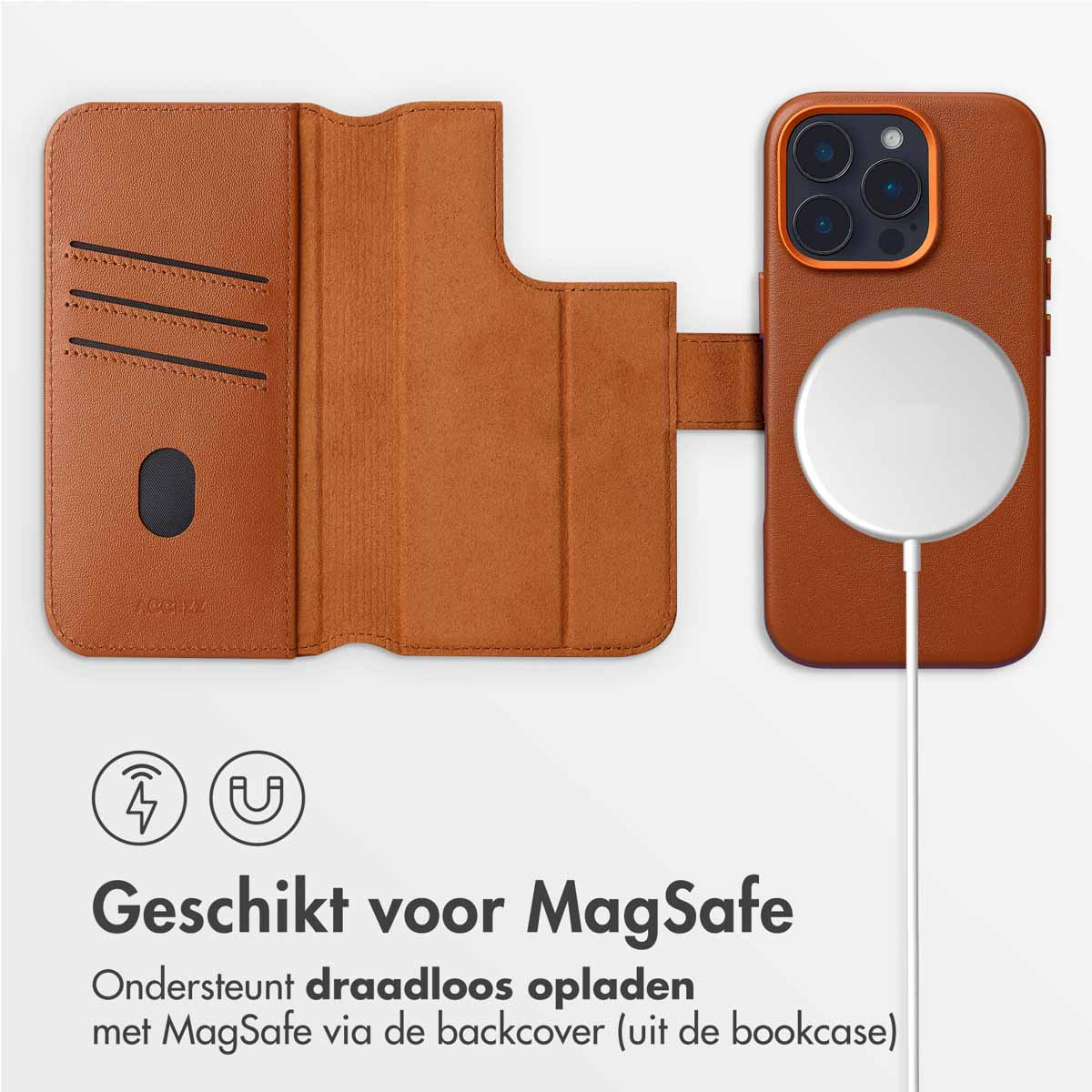 Bruine telefoonhoes, met een witte oplaadpad en een telefoon, MagSafe.