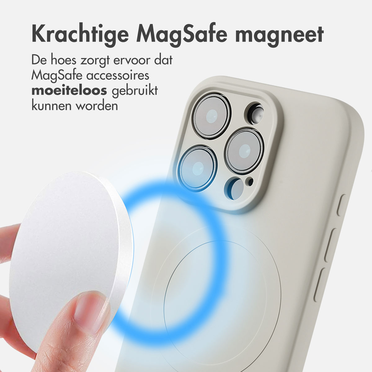 Een witte telefoonhoes met een MagSafe-oplader bevestigd, met een hand die de oplader vasthoudt.