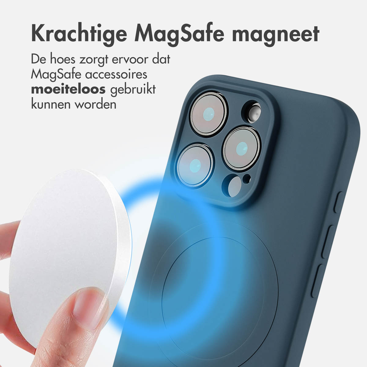 Een telefoonhoesje met een blauwe achterkant en een wit magnetisch oplaadpad. Toont de MagSafe-functie.