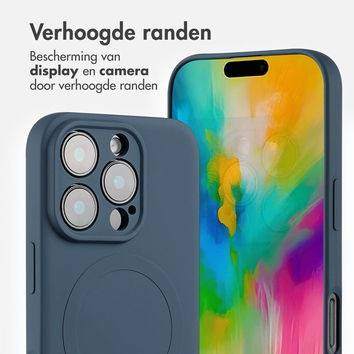 Close-up van een blauwe telefoonhoes met een schermbeschermer, tekst in het Nederlands. Telefoon op de achtergrond.