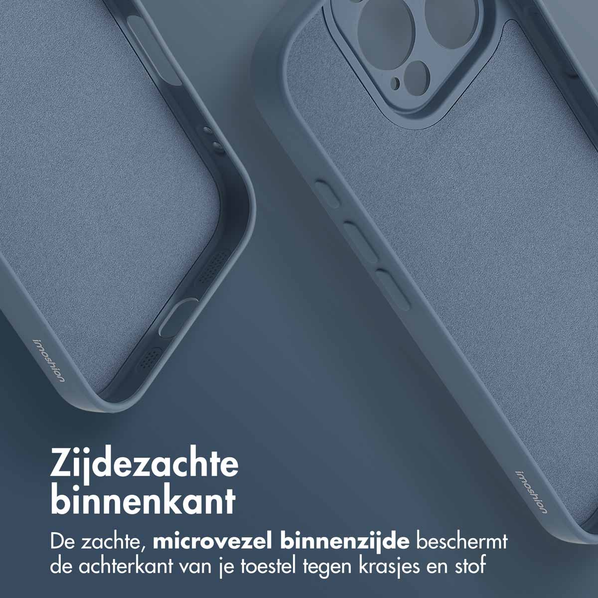 Close-up van twee blauwe telefoonhoesjes. De tekst luidt: "Zachte microvezel binnenkant beschermt tegen krassen".