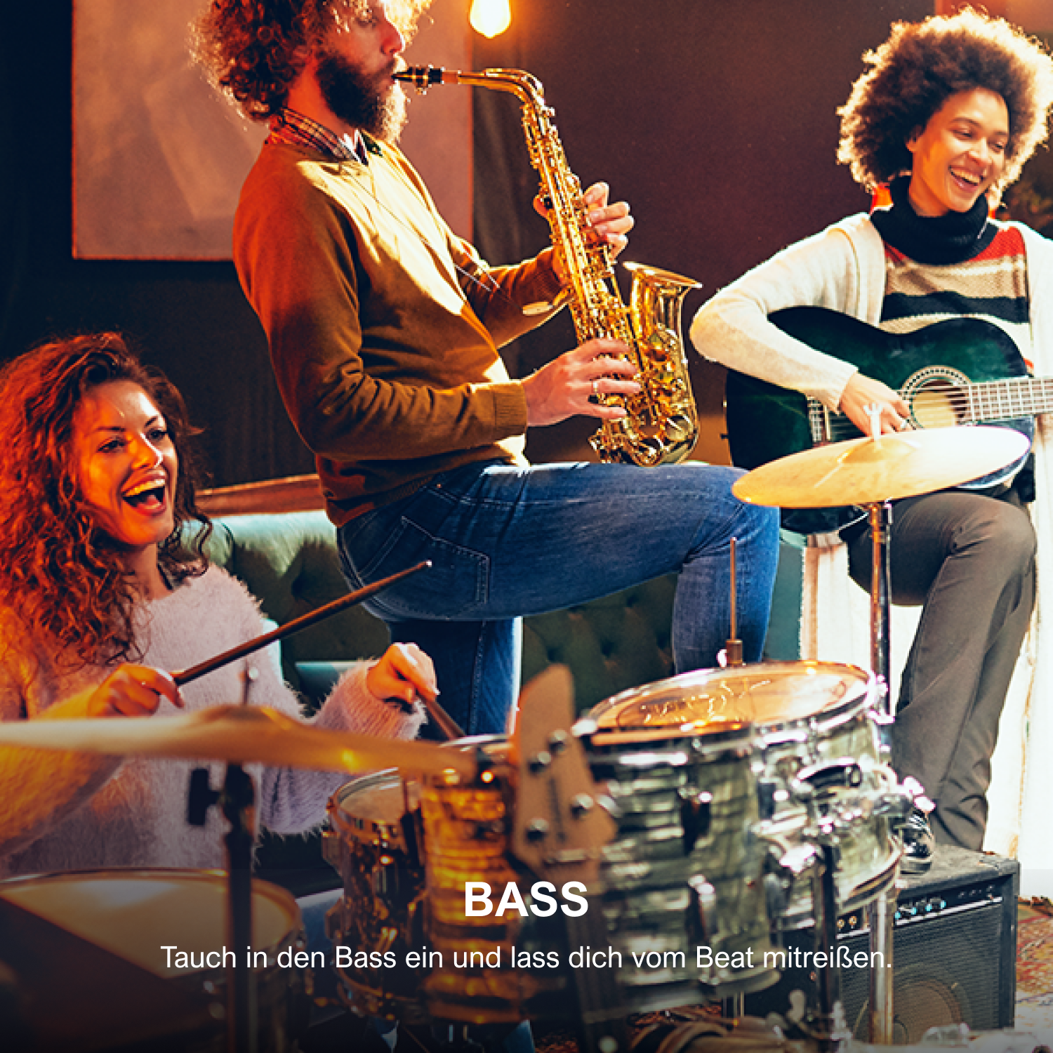 Eine Band spielt Musik mit einem Saxophon, einer Gitarre, Schlagzeug und einem Sänger. Das Wort BASS steht unten.