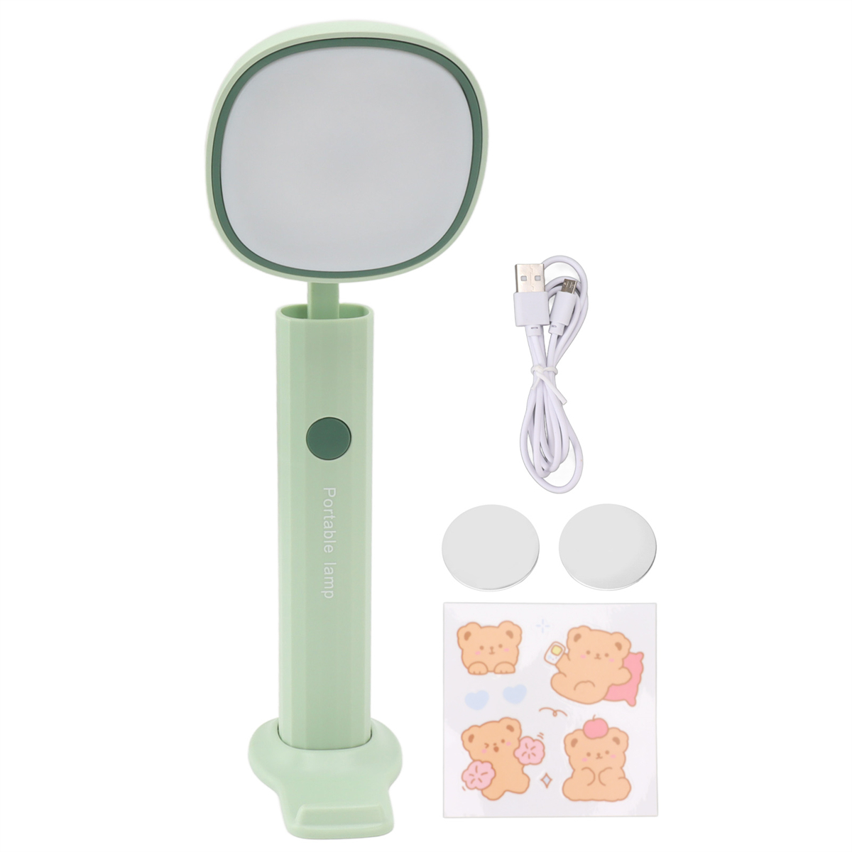 Eine grüne tragbare Lampe mit rundem Leuchtkopf und einem Bärenaufkleber-Set. Ein Ladekabel ist enthalten.
