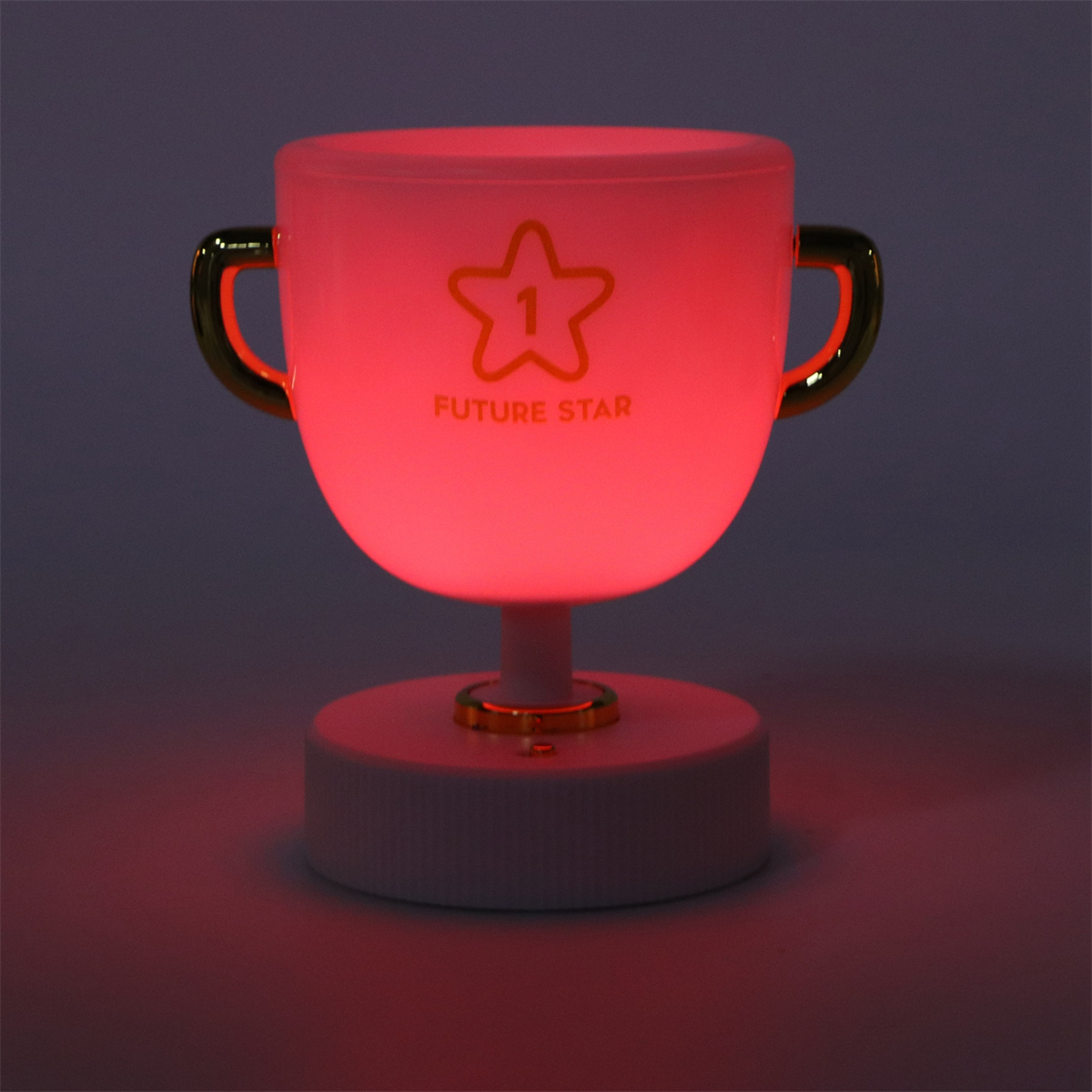 Rote, pokalförmige Lampe mit einer Sternnummer eins und dem Text „FUTURE STAR“. Goldakzente.