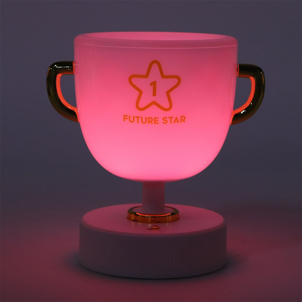 Trophäenförmige Lampe mit rosa Leuchten, Stern, weißem Sockel und goldenen Akzenten.