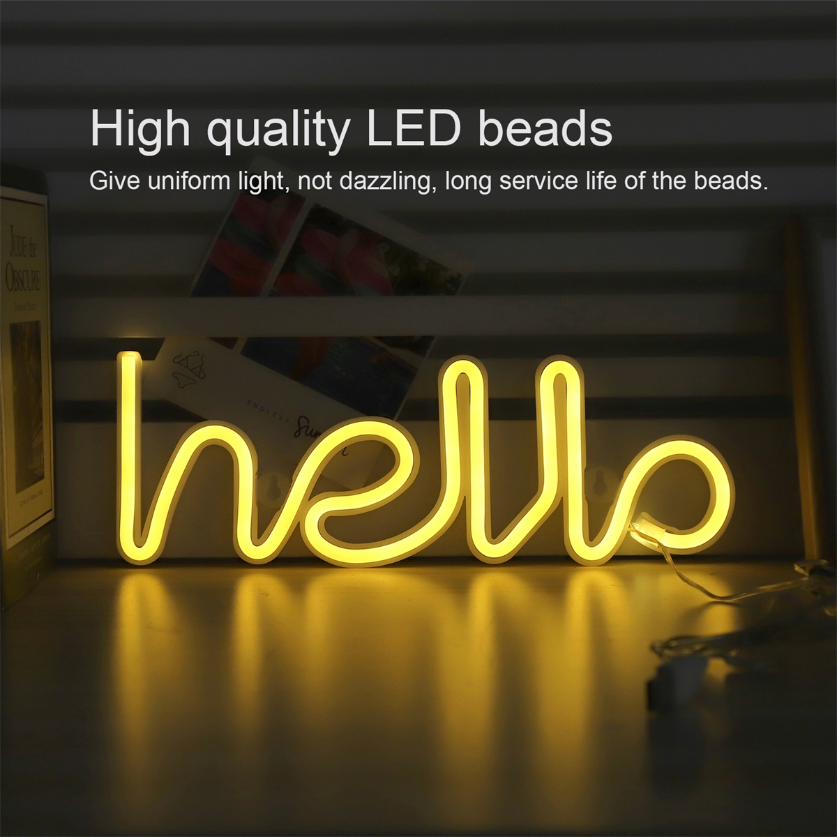 Gelbes Neon-Schild mit der Aufschrift 'hello'. Das Schild leuchtet. Dunkler Hintergrund.