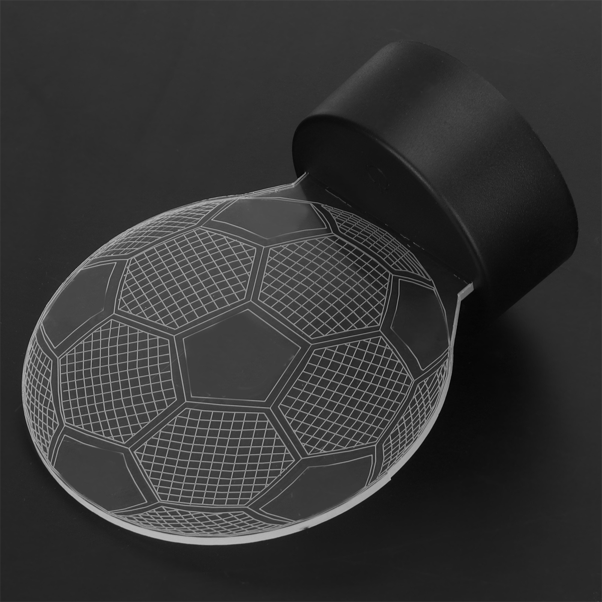 Schwarzes Licht mit Fußball-Design. Das Licht hat die Form einer Bombe.