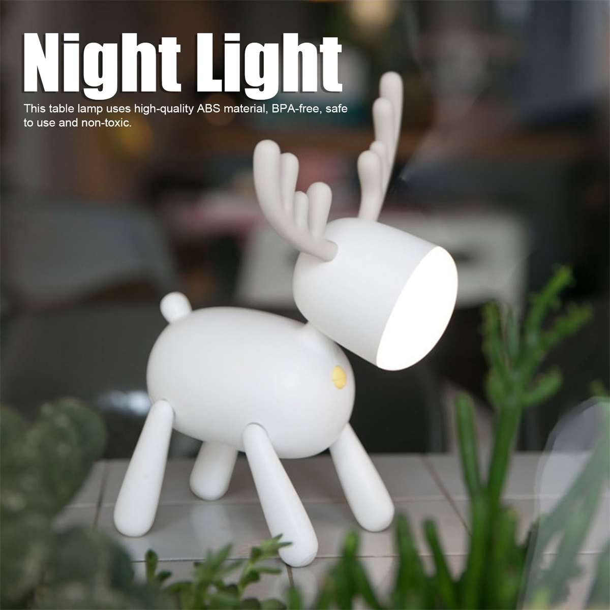 Weißes Rentier-Nachtlicht. Steht auf einem Regal, in der Nähe eines Fensters. Der Text lautet 'Night Light'.