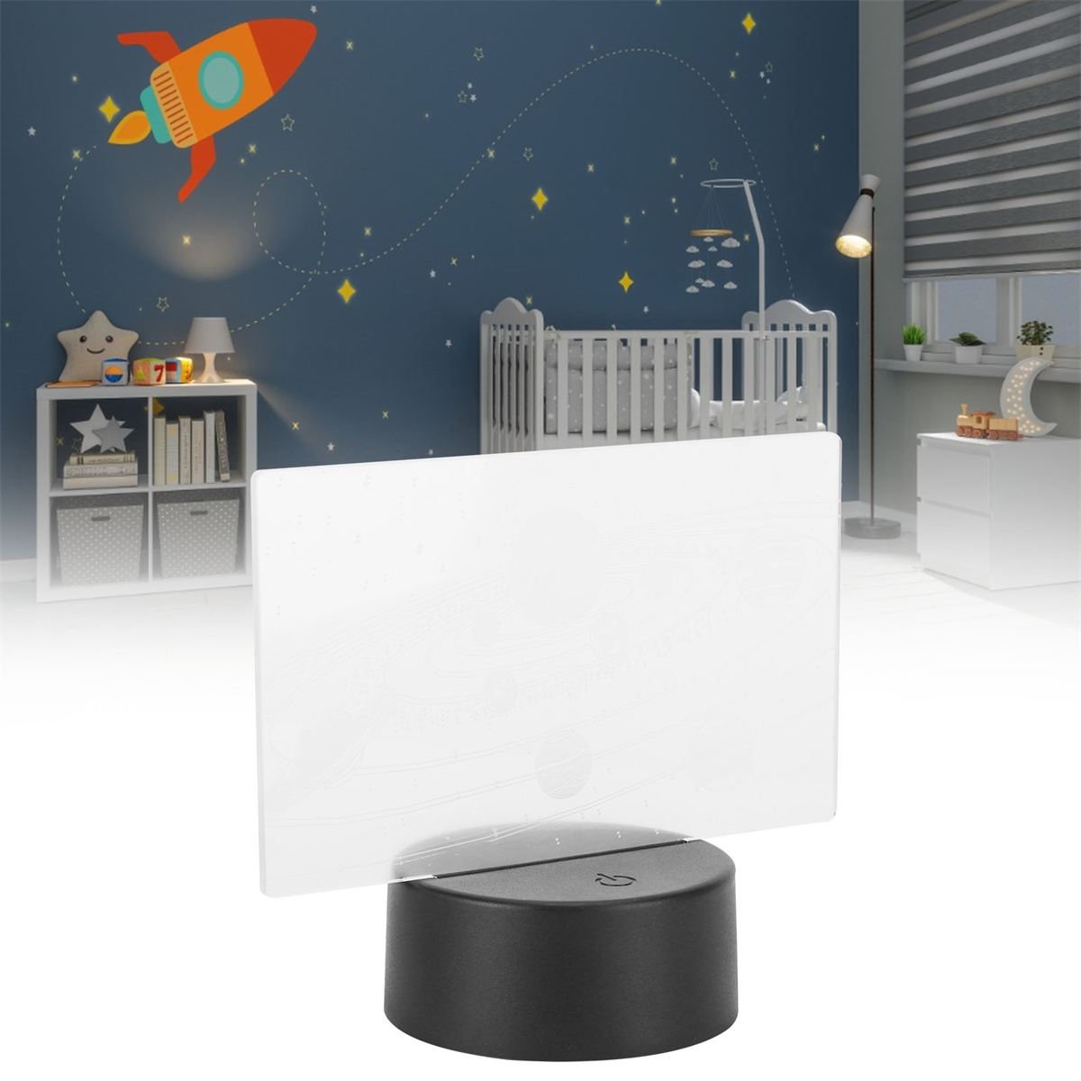 Eine klare Acryllampe mit schwarzem Sockel, in einem Kinderzimmer mit Raketenwandbild und Krippe.