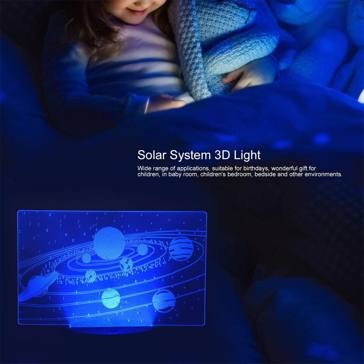 Kind betrachtet ein Sonnensystem-Licht. Das Licht zeigt Planeten. Blau und dunkel.
