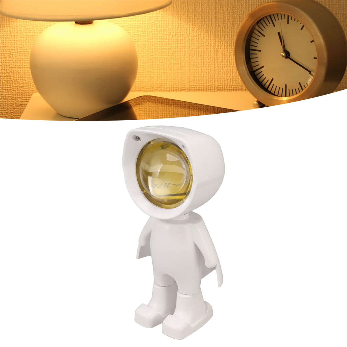 Eine menschenförmige weiße Lampe mit weißem Lampenschirm und einer Uhr im Hintergrund auf einem Tisch.
