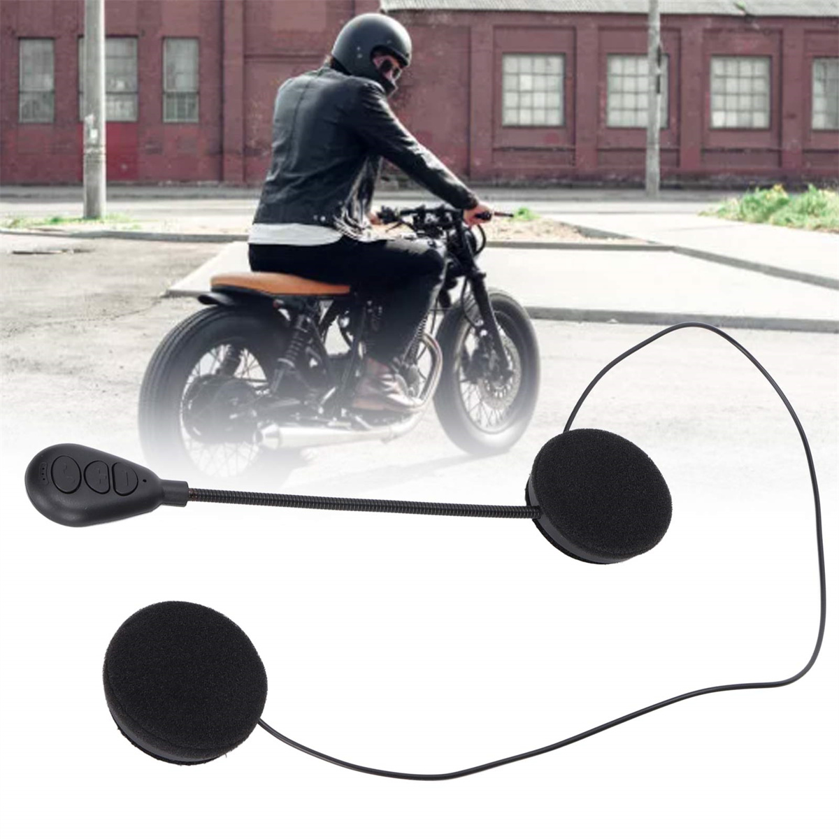Ein Mann auf einem Motorrad mit Helm und Headset. Das Headset hat ein Mikrofon und Lautsprecher.