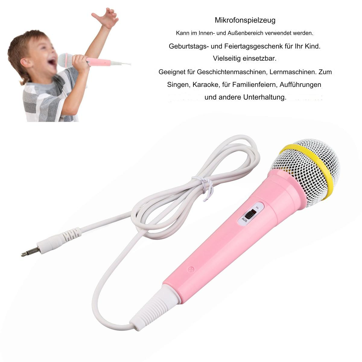 Ein rosa Spielzeugmikrofon mit weißem Kabel, und ein Kind ahmt mit einem anderen Mikrofon das Singen nach.