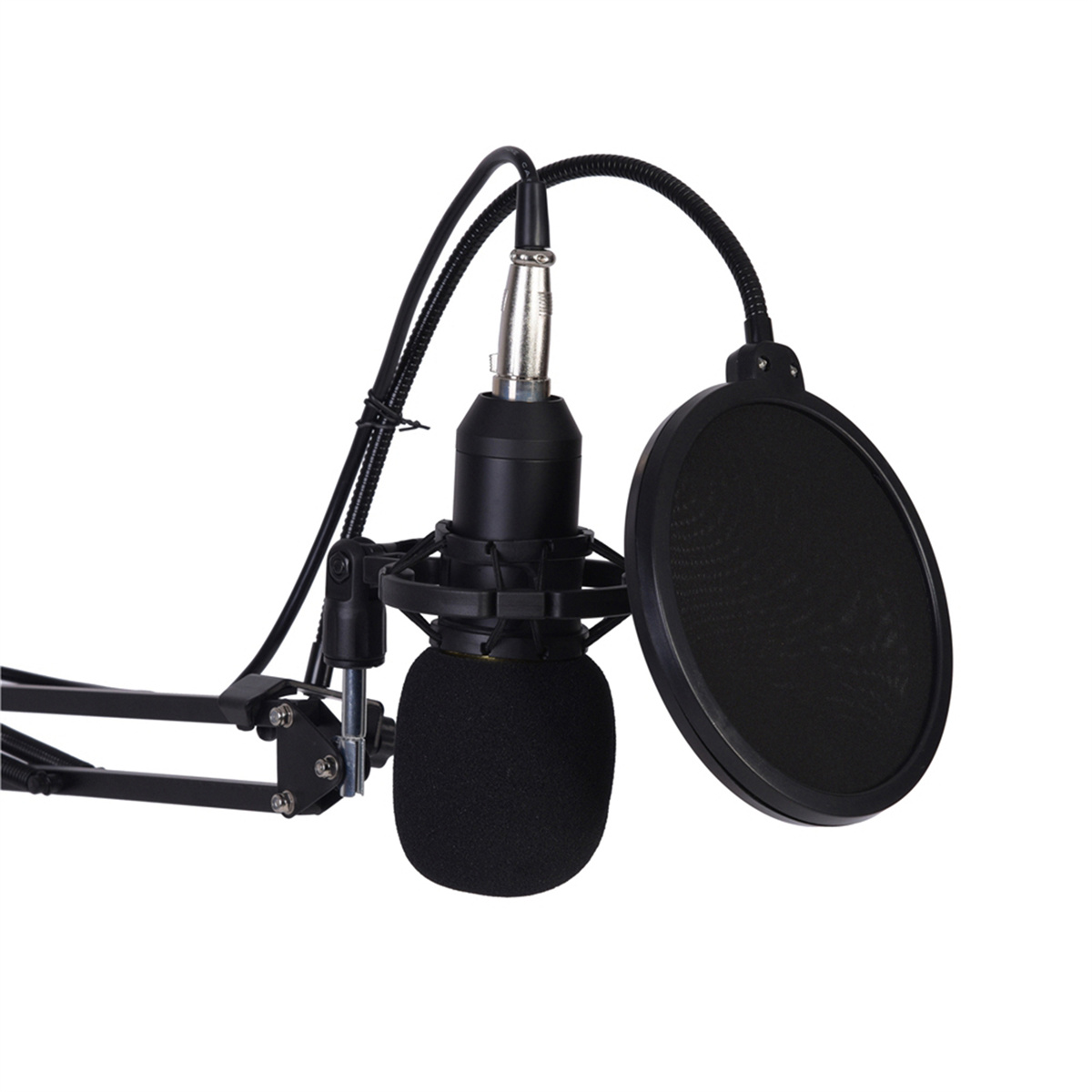 Ein schwarzes Mikrofon mit Popfilter, Schaumstoffhülle und Mikrofonarm, alles auf weißem Hintergrund.