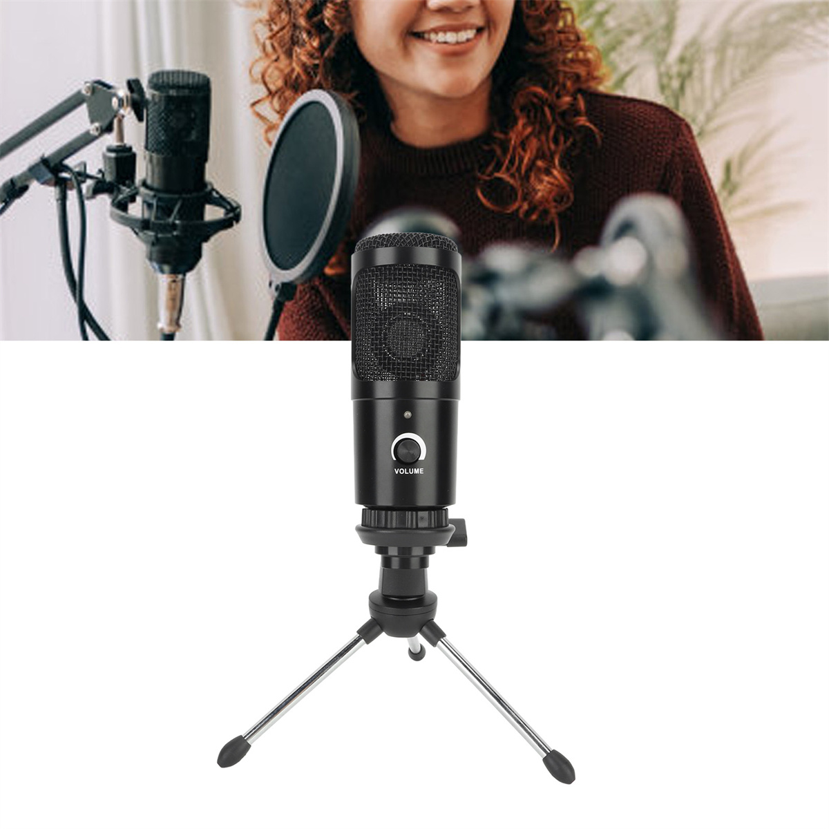 Ein schwarzes Mikrofon mit Ständer und Pop-Filter, mit einer Person im Hintergrund.