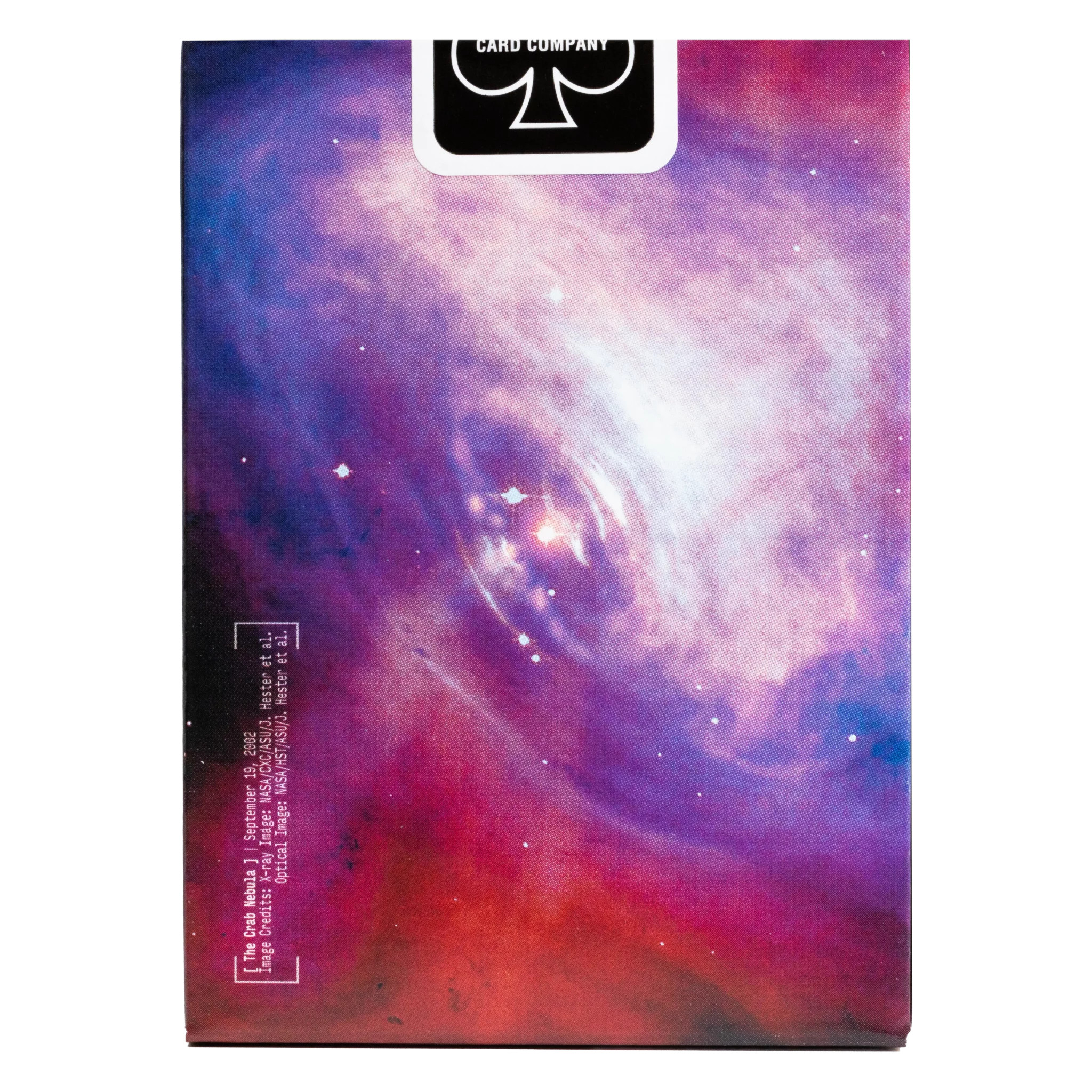 Eine Spielkartenbox mit Galaxiebild. Ein Nebel aus Rosa, Lila und Blau mit Text unten.