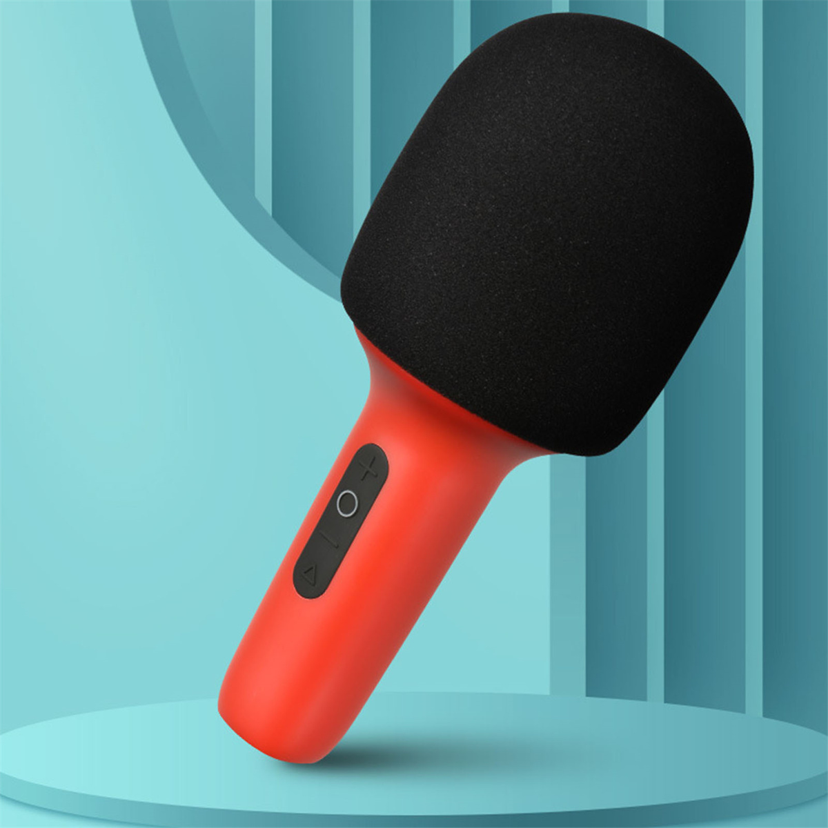 Rotes Mikrofon mit schwarzem Schaumstoffbezug, vor blauem Hintergrund.