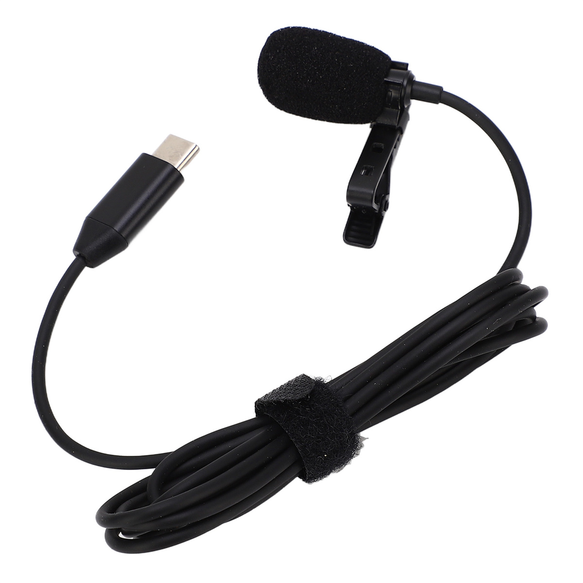 Schwarzes Ansteckmikrofon mit Clip. USB-C-Anschluss und Kabel. Schwarze Kabelumwicklung. Weißer Hintergrund.