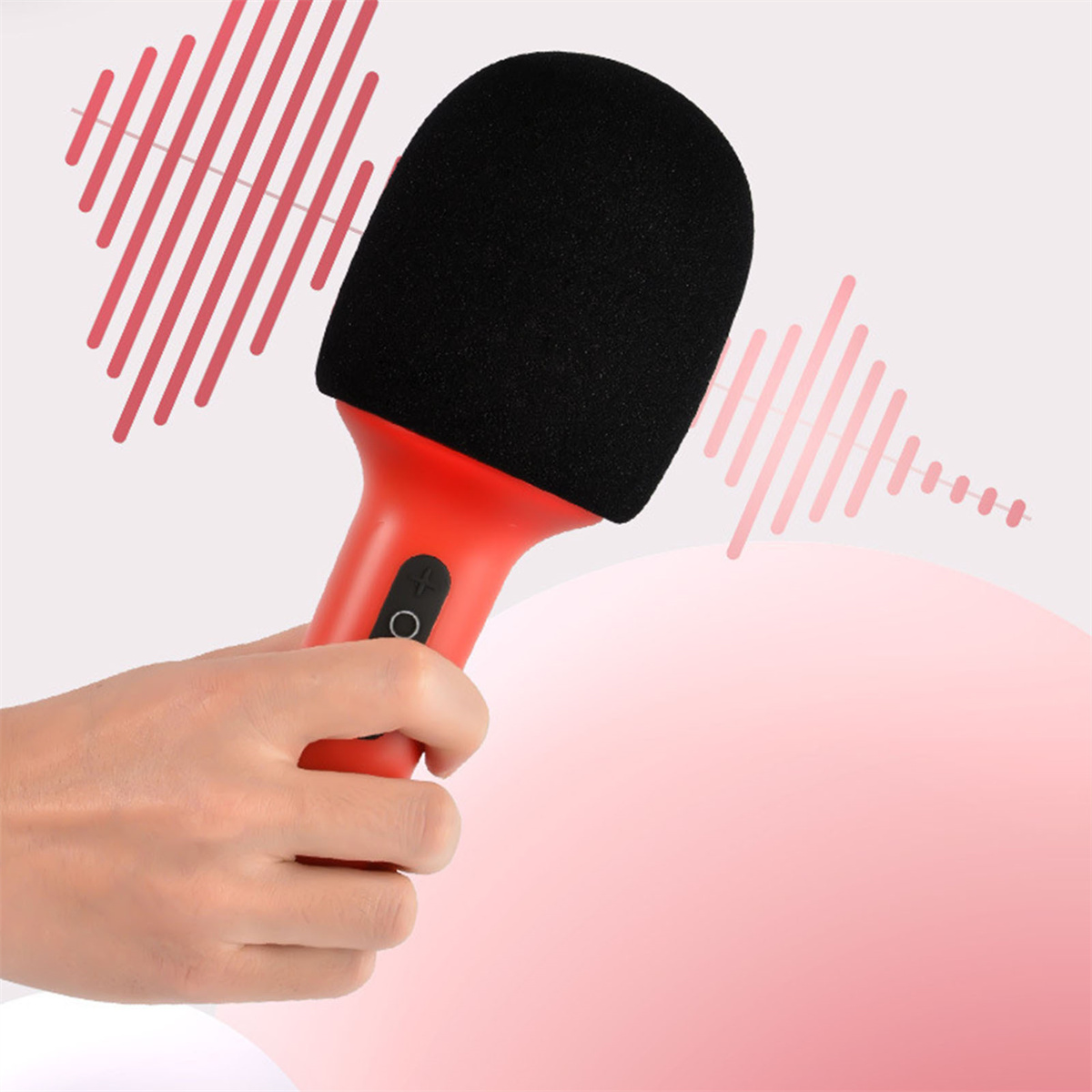 Eine Hand hält ein rotes Mikrofon mit schwarzem Schaumstoffbezug. Schallwellen-Grafiken im Hintergrund.