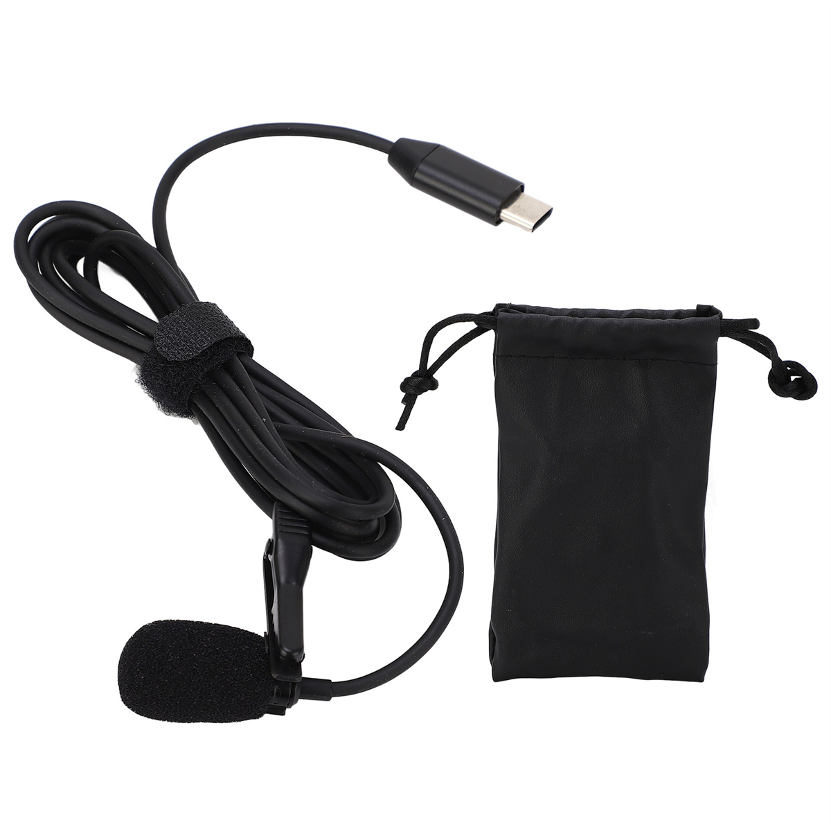 Schwarzes Reversmikrofon, USB-C-Anschluss und ein kleiner schwarzer Beutel. Das Mikrofon hat eine Schaumabdeckung.