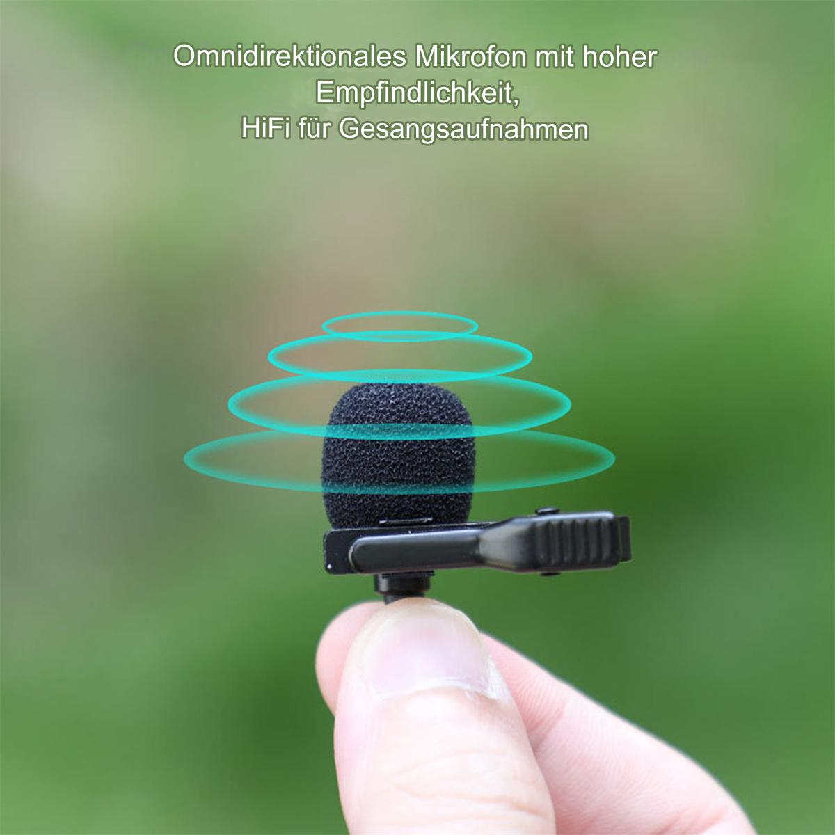 Kleines schwarzes Mikrofon mit Clip, in der Hand gehalten, mit unscharfem grünem Hintergrund.