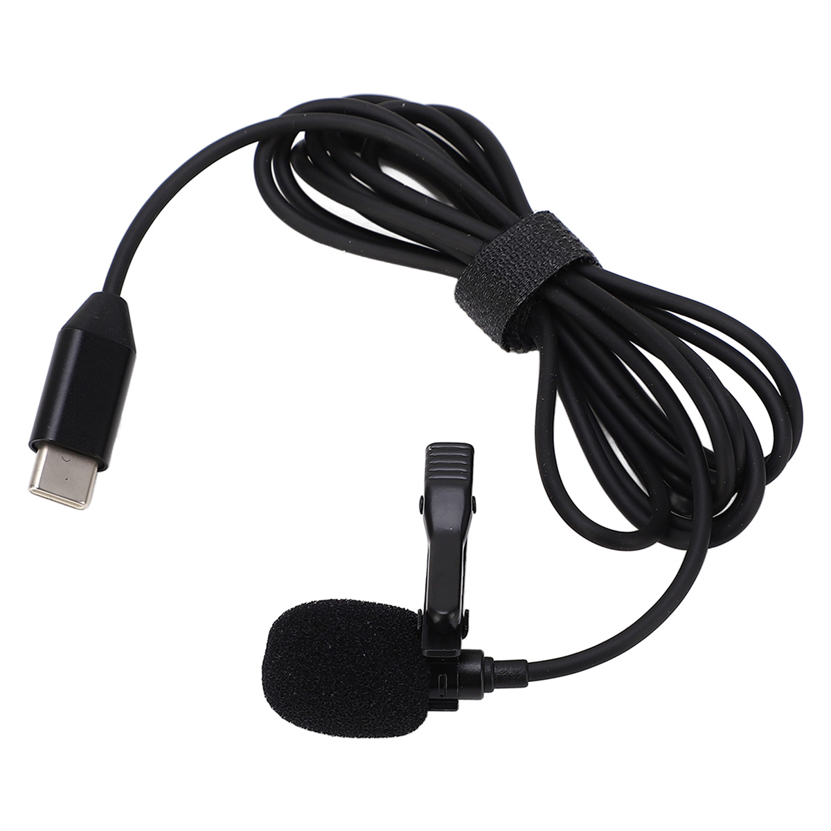 Schwarzes Ansteckmikrofon mit USB-C-Anschluss. Das Kabel ist aufgerollt und an einem Clip befestigt.