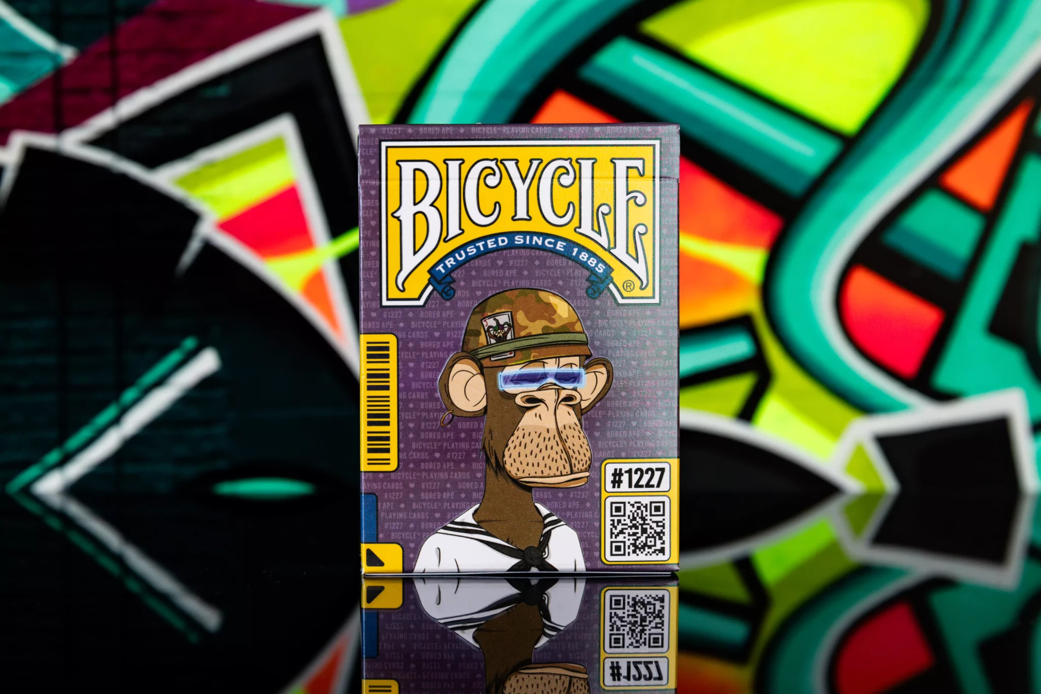 Kartenspiel von Bicycle mit einem Cartoon-Affen mit Sonnenbrille auf Graffiti-Hintergrund.