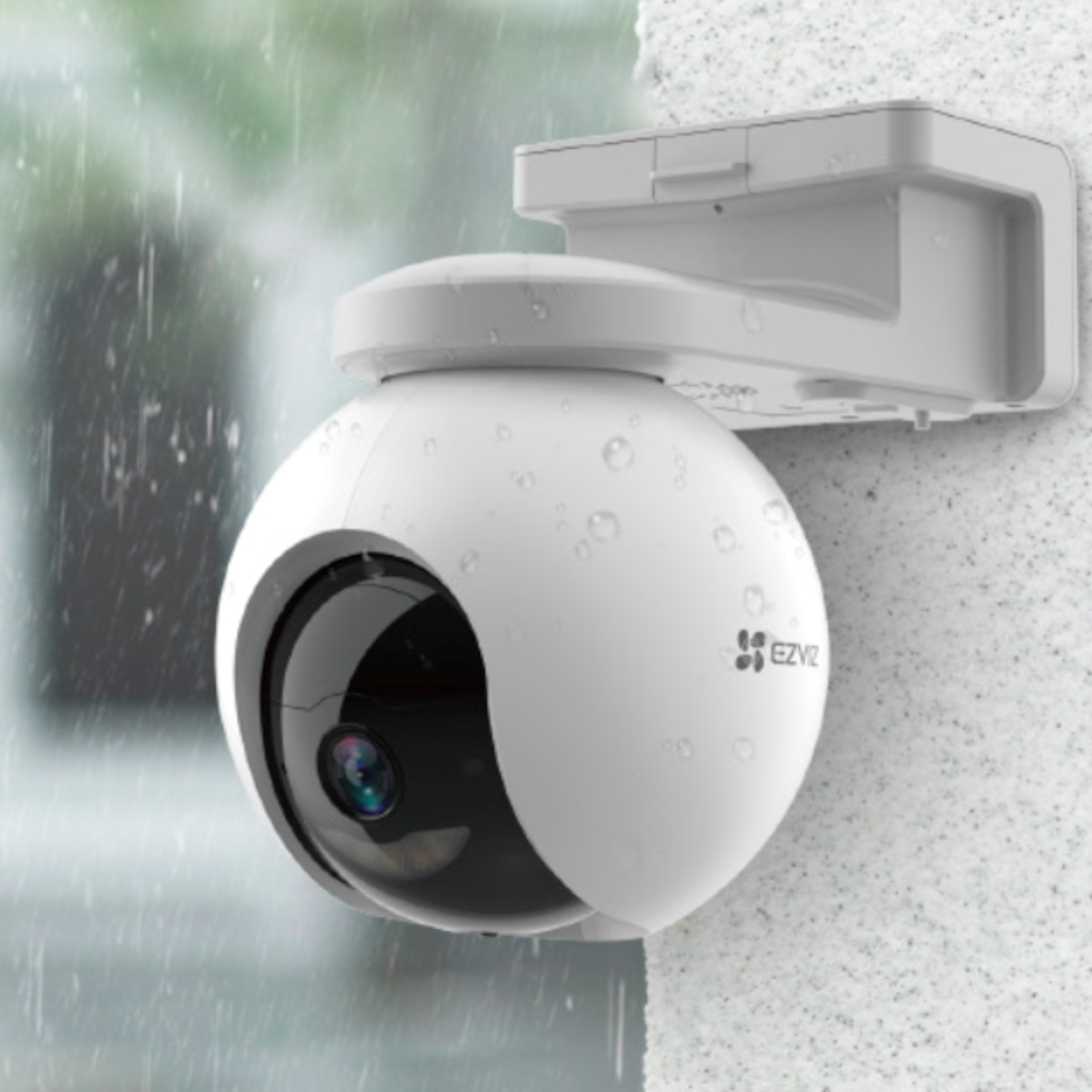 Biała kamera bezpieczeństwa na ścianie z kroplami deszczu, czarnym obiektywem i logo EZVIZ.