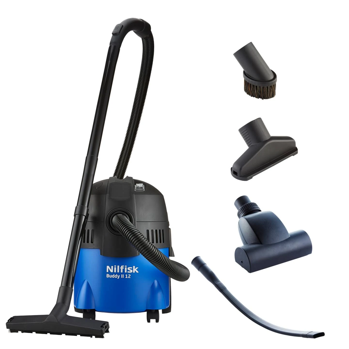 Niebiesko-czarny odkurzacz Nilfisk Buddy II 12 z akcesoriami. Białe tło.