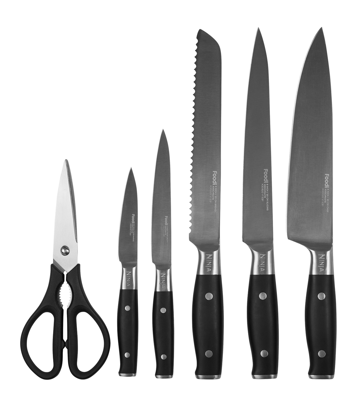 Juego de cuchillos de cocina y tijeras con mangos negros, dispuestos sobre una superficie blanca.