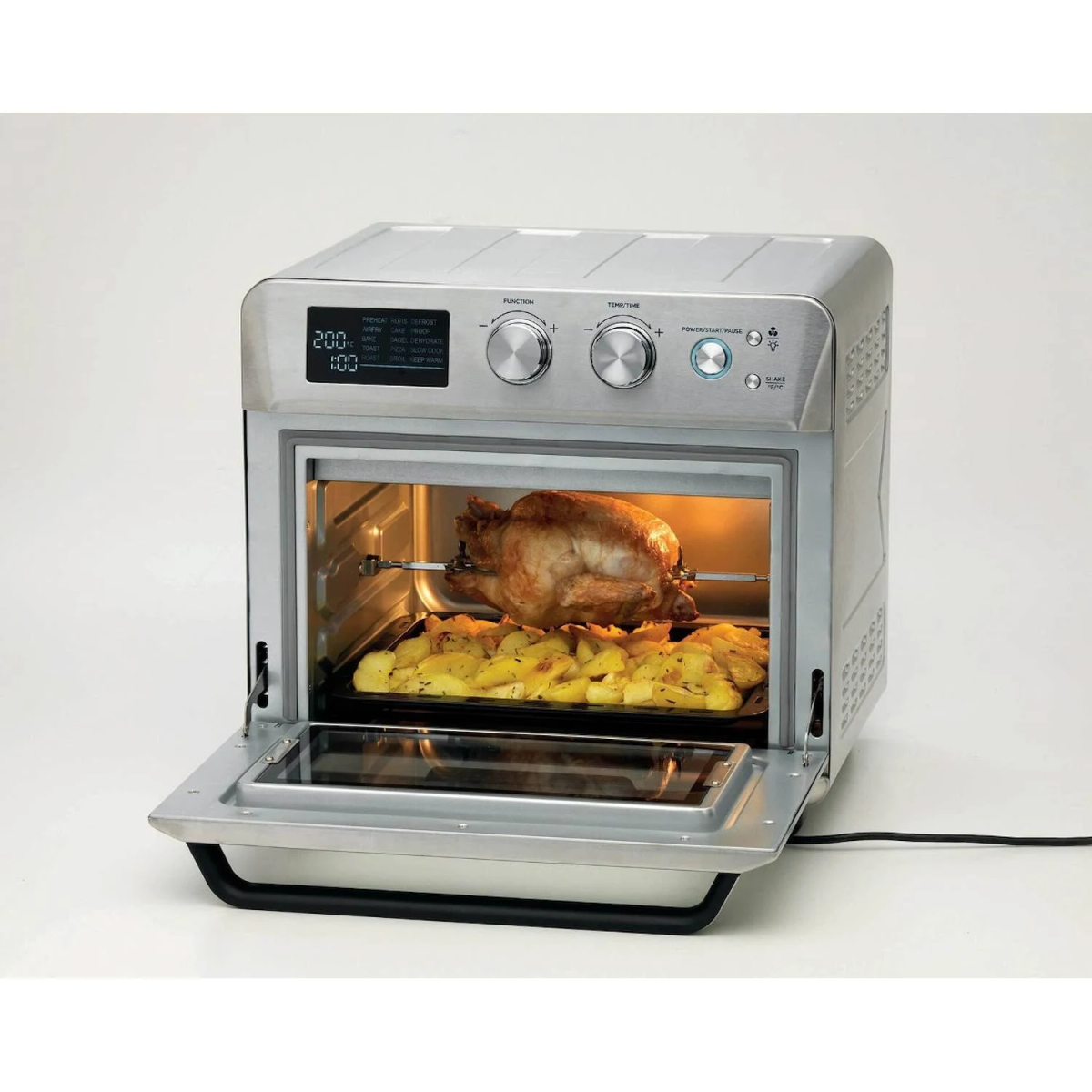Un horno freidora de aire plateado con la puerta abierta, mostrando un pollo asado y patatas.