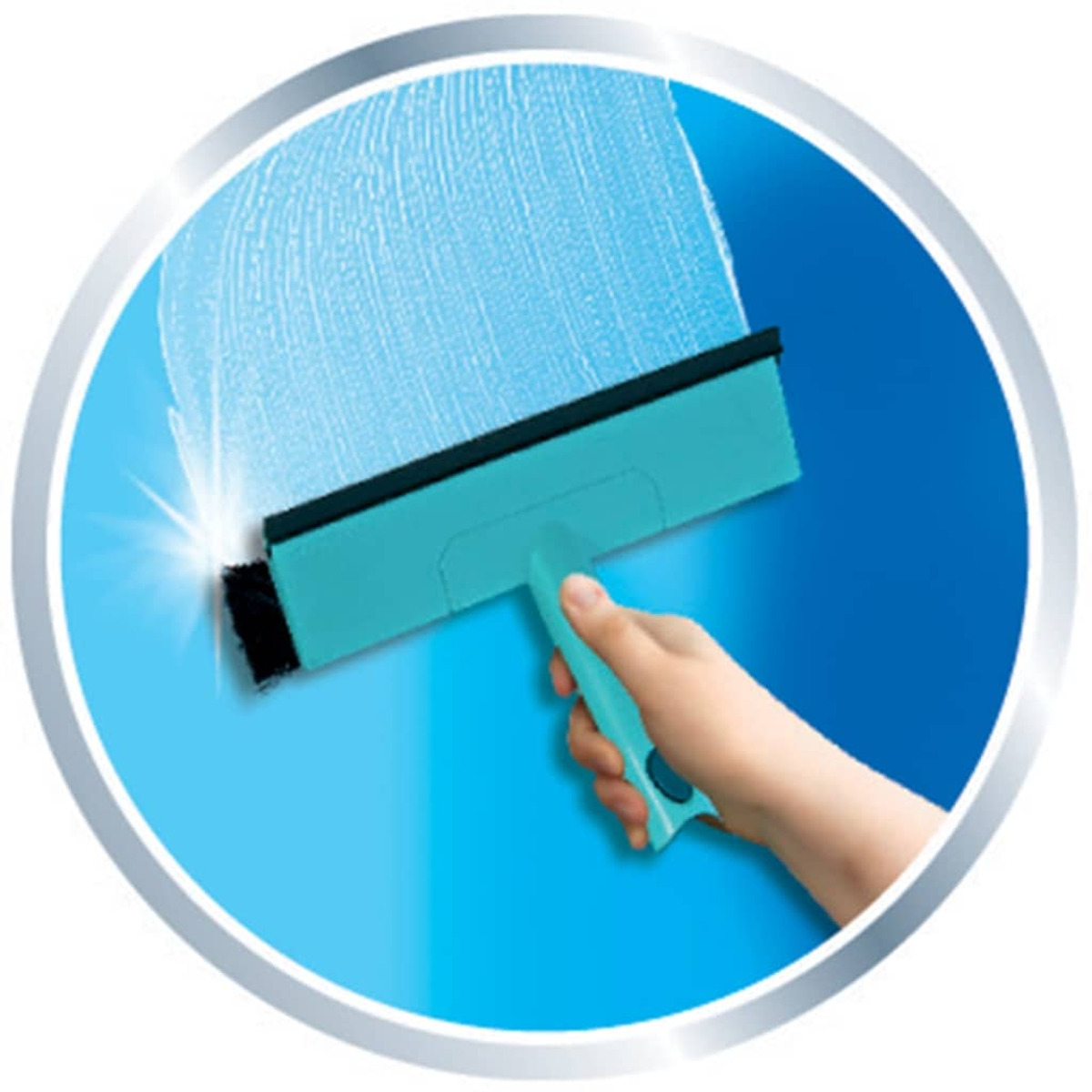 Una mano usando un limpiacristales azul para limpiar una ventana, dejando una franja de superficie limpia.