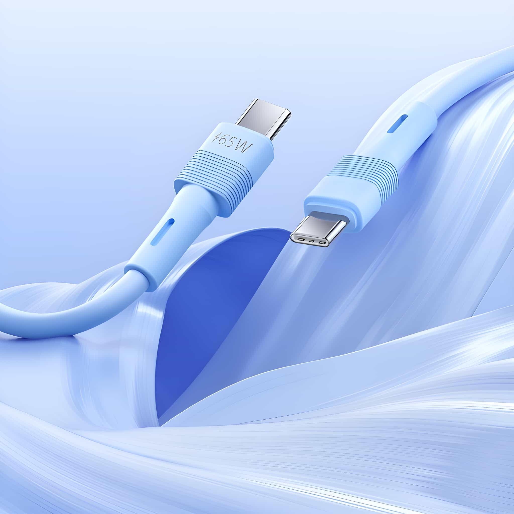 Blaues USB-C-Kabel mit zwei Anschlüssen. Der Hintergrund ist ein hellblauer Farbverlauf.