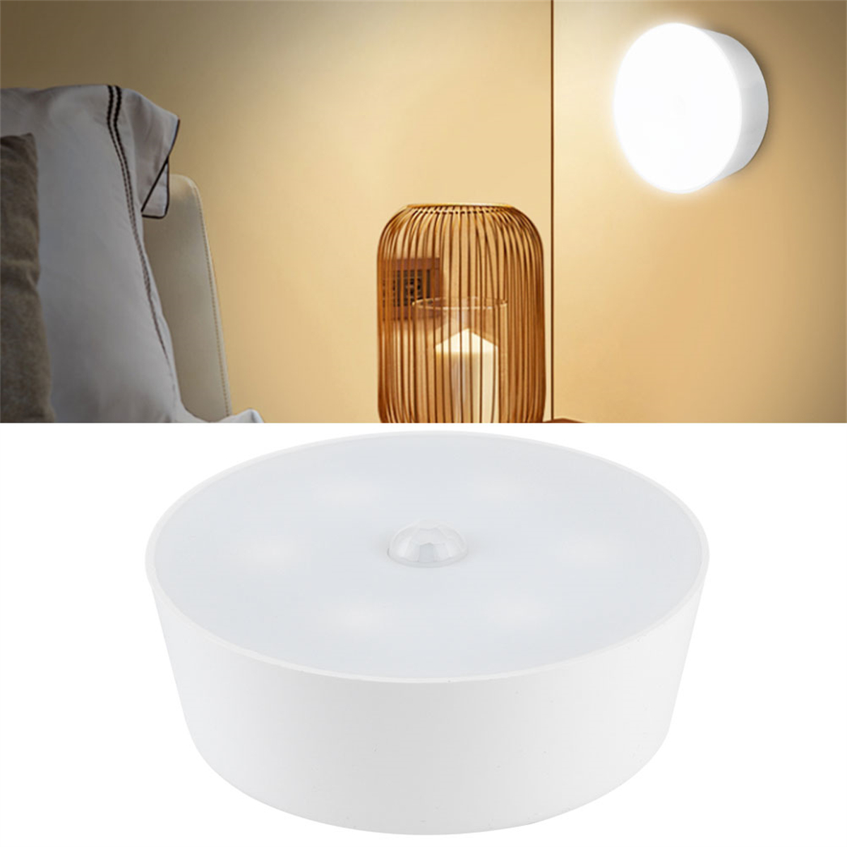 Weiße, runde LED-Leuchte an einer Wand. Eine Kerze in einem dekorativen Halter steht daneben.