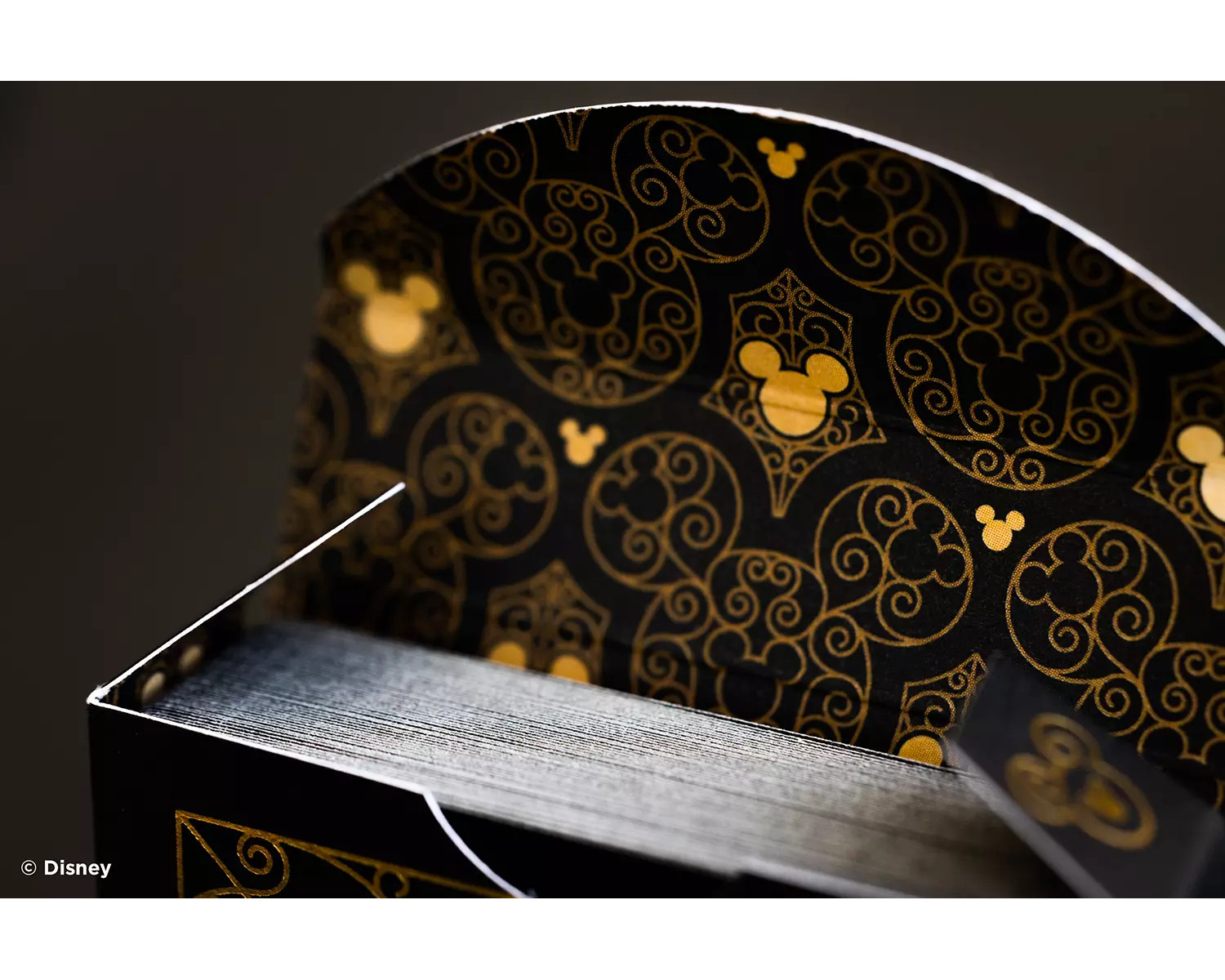 Schwarzes und goldenes Kartenspiel mit Mickey Mouse-Design in einer offenen Box.