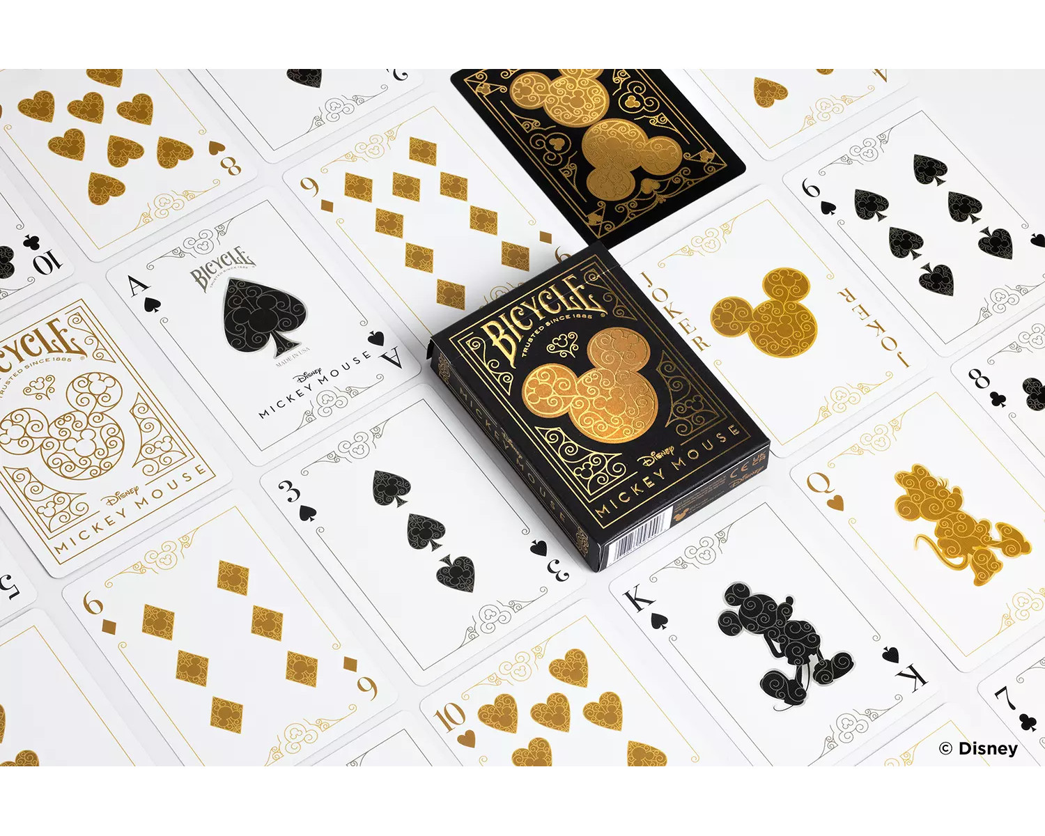 Kartenspiel Mickey Mouse. Karten ausgebreitet. Disney-Branding. Weißer Hintergrund.